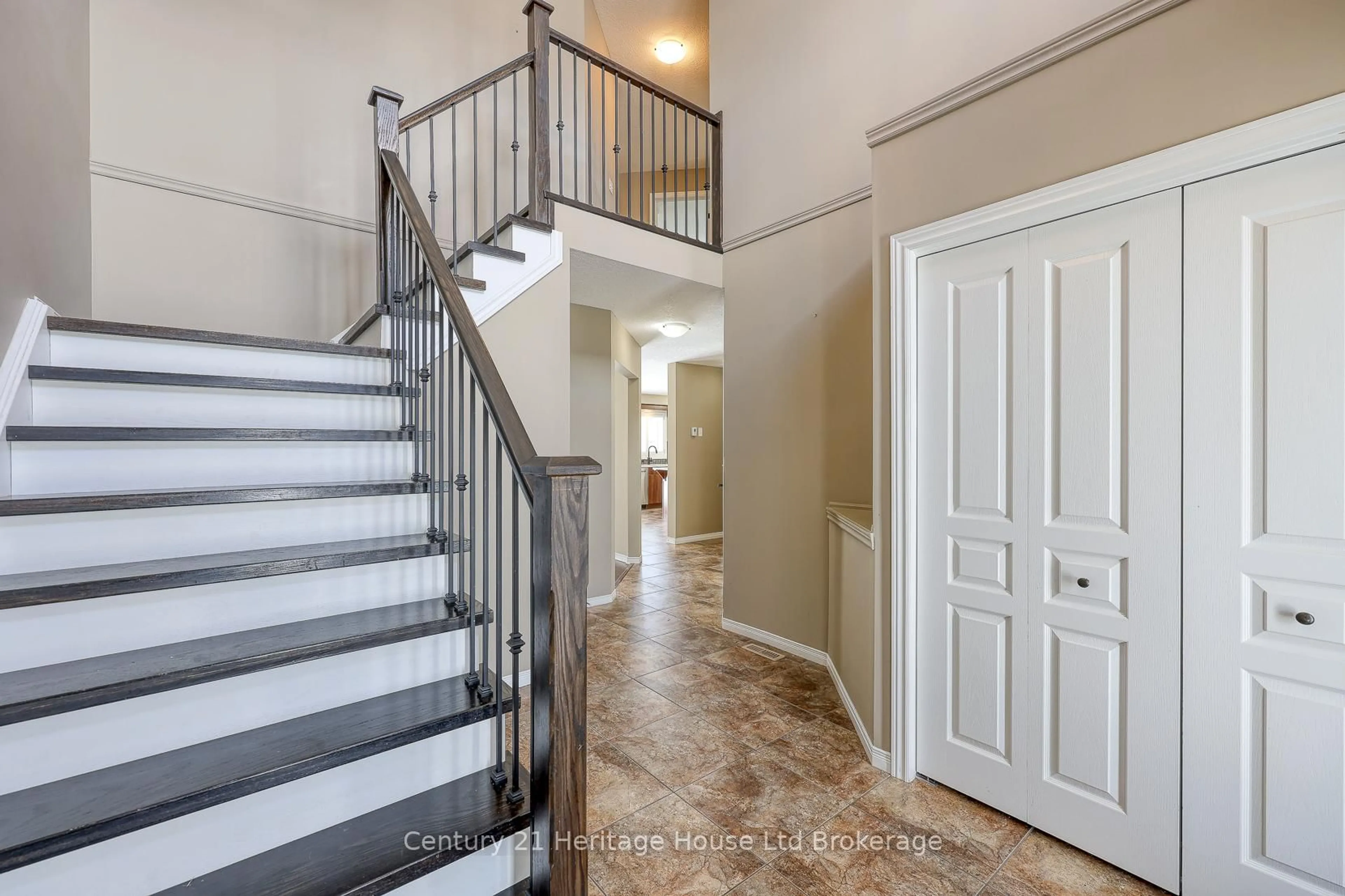 Indoor entryway for 427 Champlain Ave, Woodstock Ontario N4V 0B3