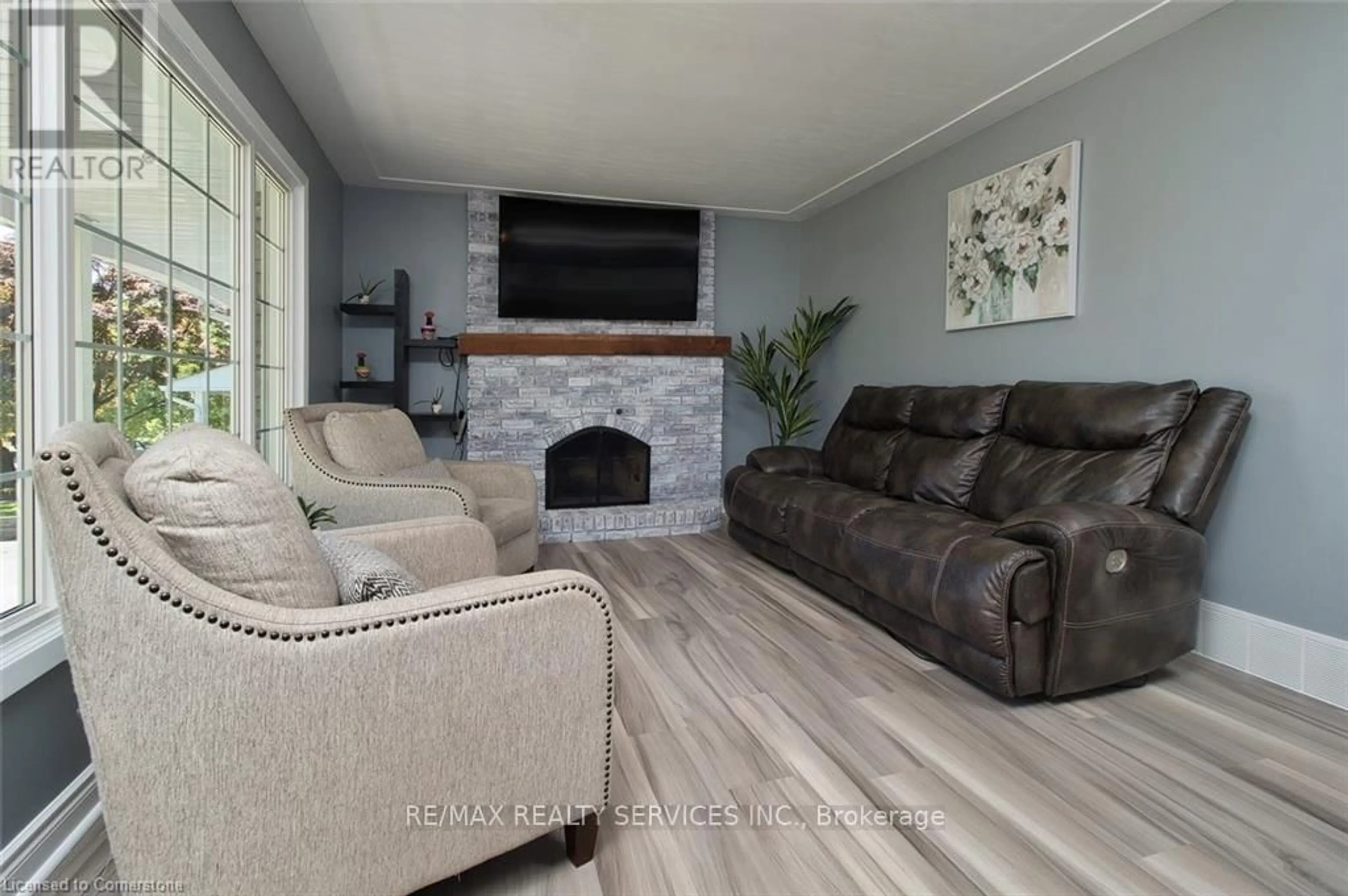 Living room with furniture, unknown for 115 Uplands Dr, Kitchener Ontario N2M 4X3