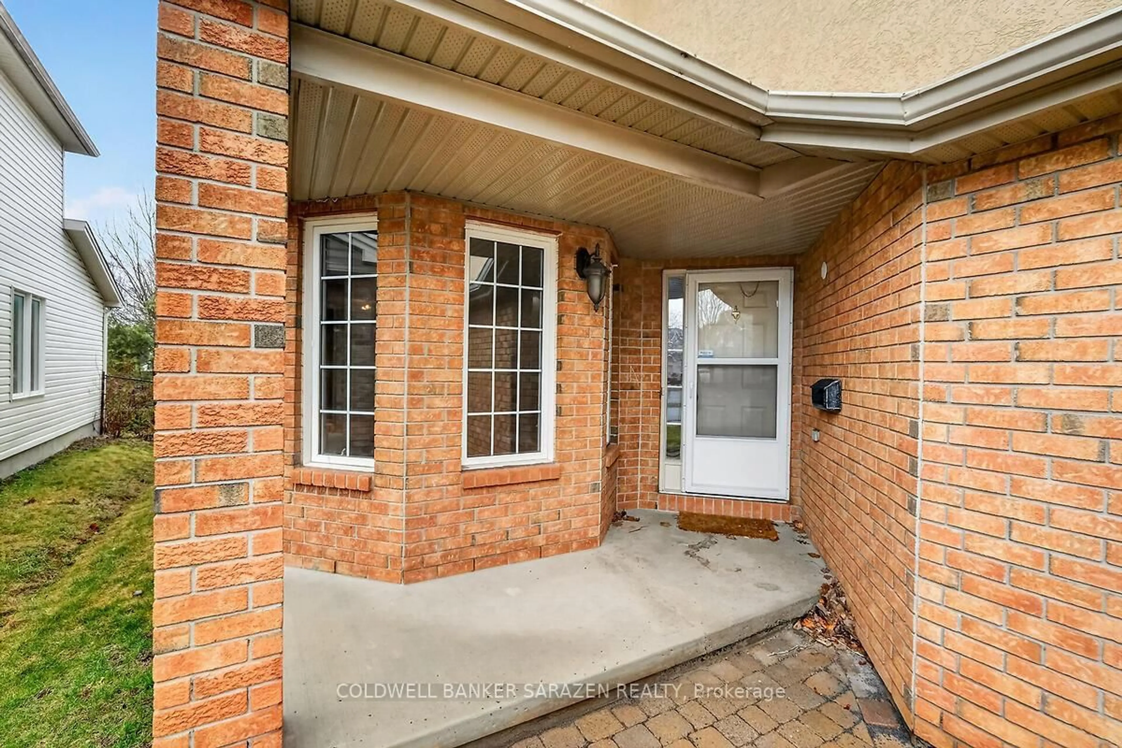 Indoor entryway for 33 Rialto Way, Ottawa Ontario K1T 4B3