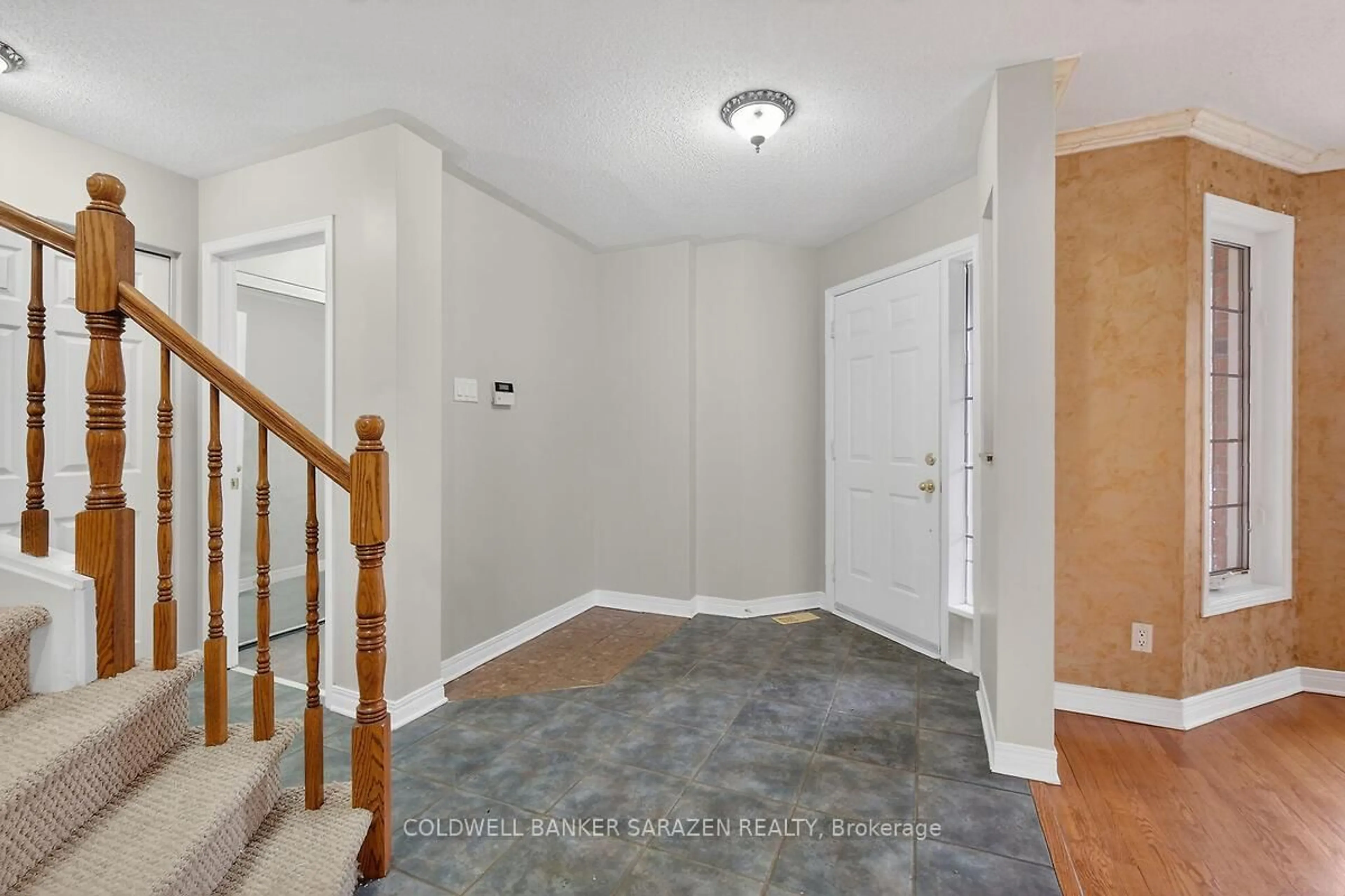 Indoor entryway for 33 Rialto Way, Ottawa Ontario K1T 4B3