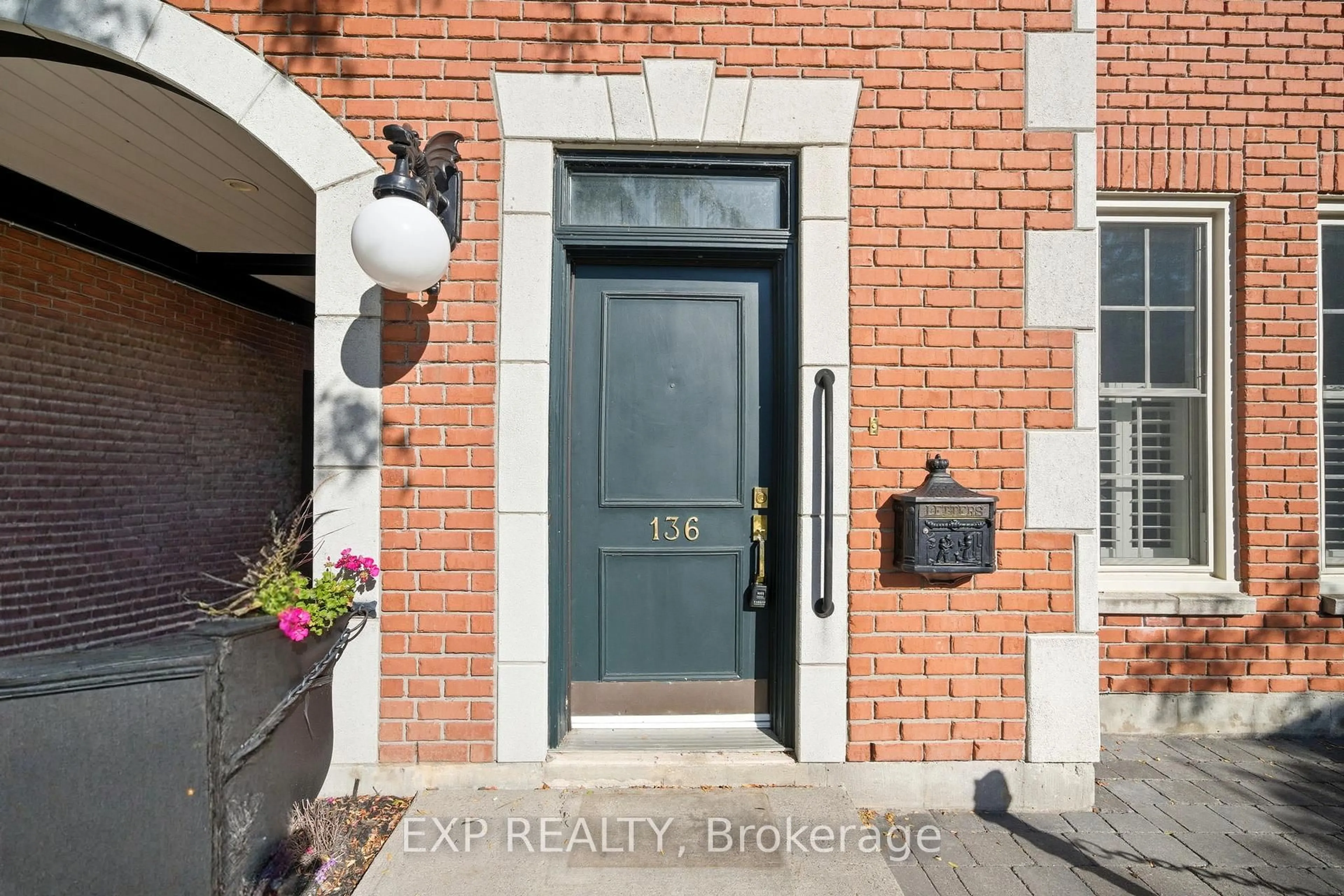 Indoor entryway for 136 Hibernia St #102, Cobourg Ontario K9A 3J8