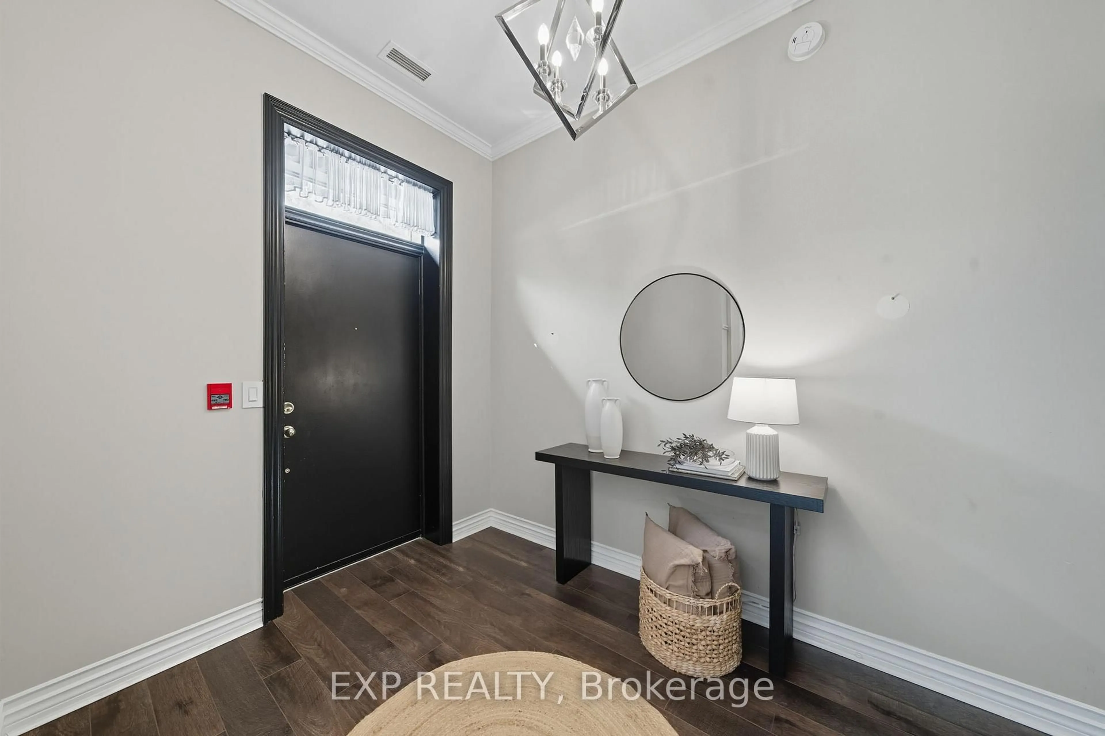 Indoor entryway for 136 Hibernia St #102, Cobourg Ontario K9A 3J8