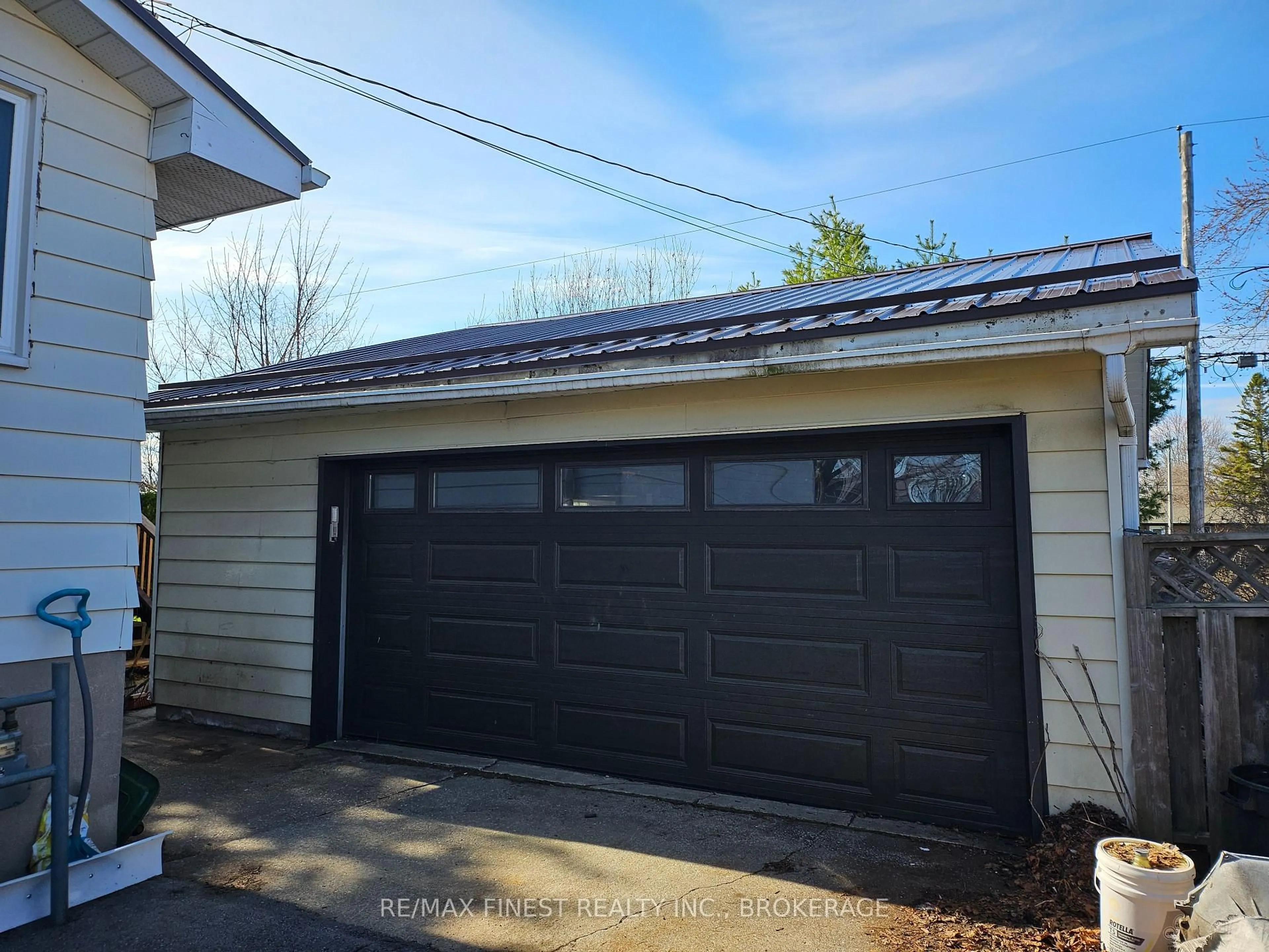 Indoor garage for 86 Chesterfield Dr, Loyalist Ontario K7N 1M2