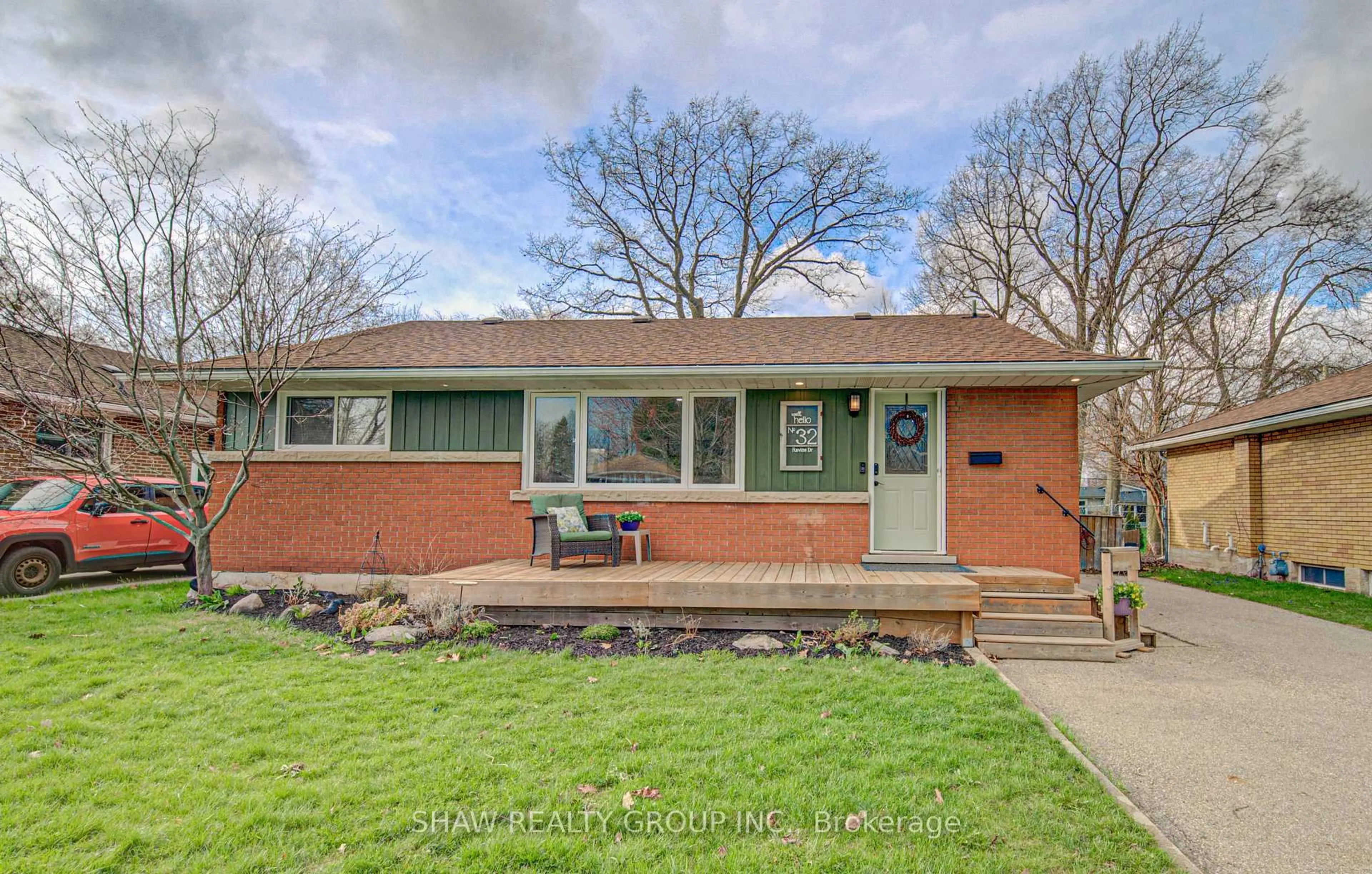 Home with brick exterior material, street for 32 Ravine Dr, Cambridge Ontario N1R 2W7