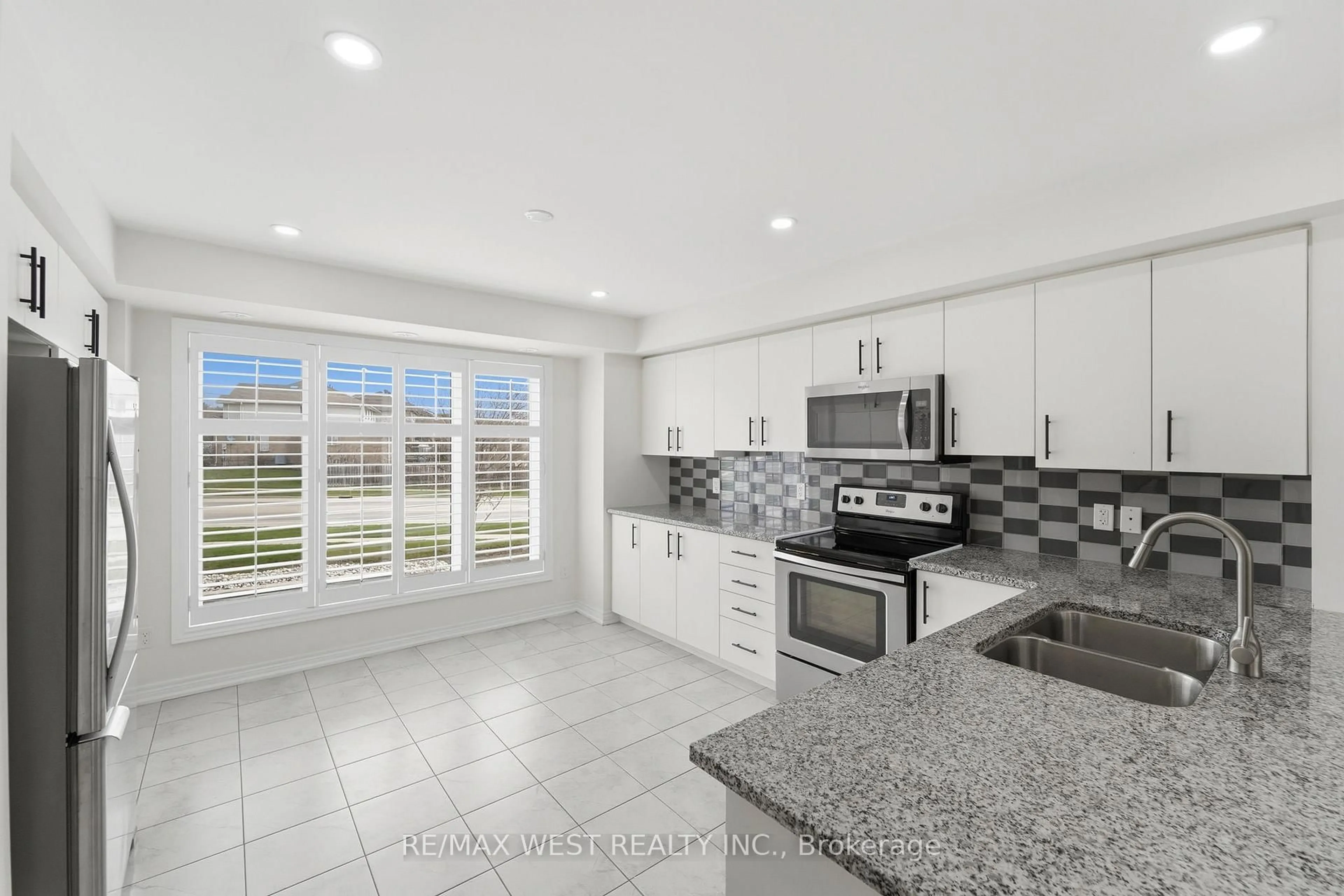 Open concept kitchen, ceramic/tile floor for 156 Watson Pkwy #156, Guelph Ontario N1E 0P6