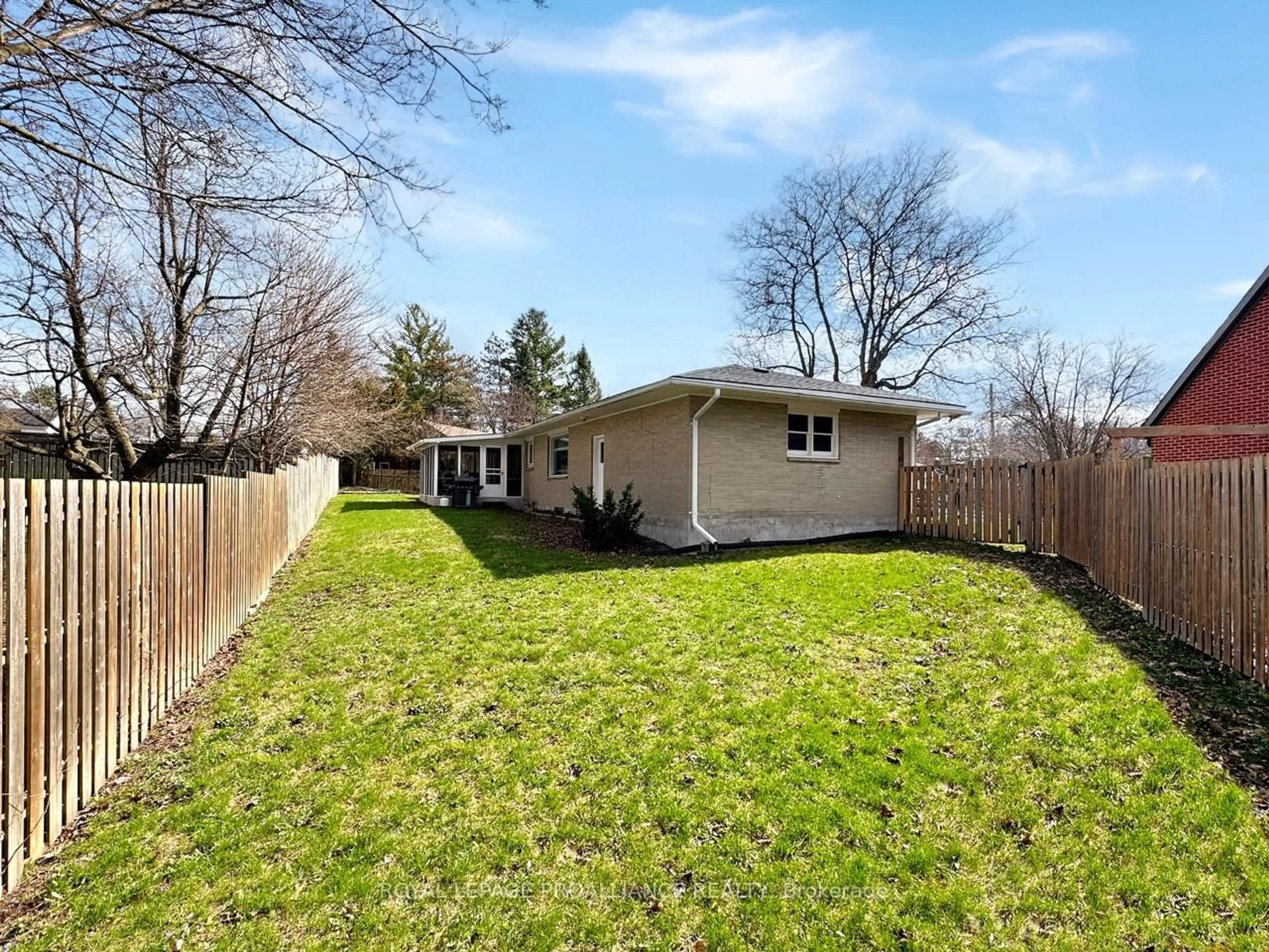 A pic from outside/outdoor area/front of a property/back of a property/a pic from drone, street for 7 Eastwood Park Dr, Belleville Ontario K8N 1W3