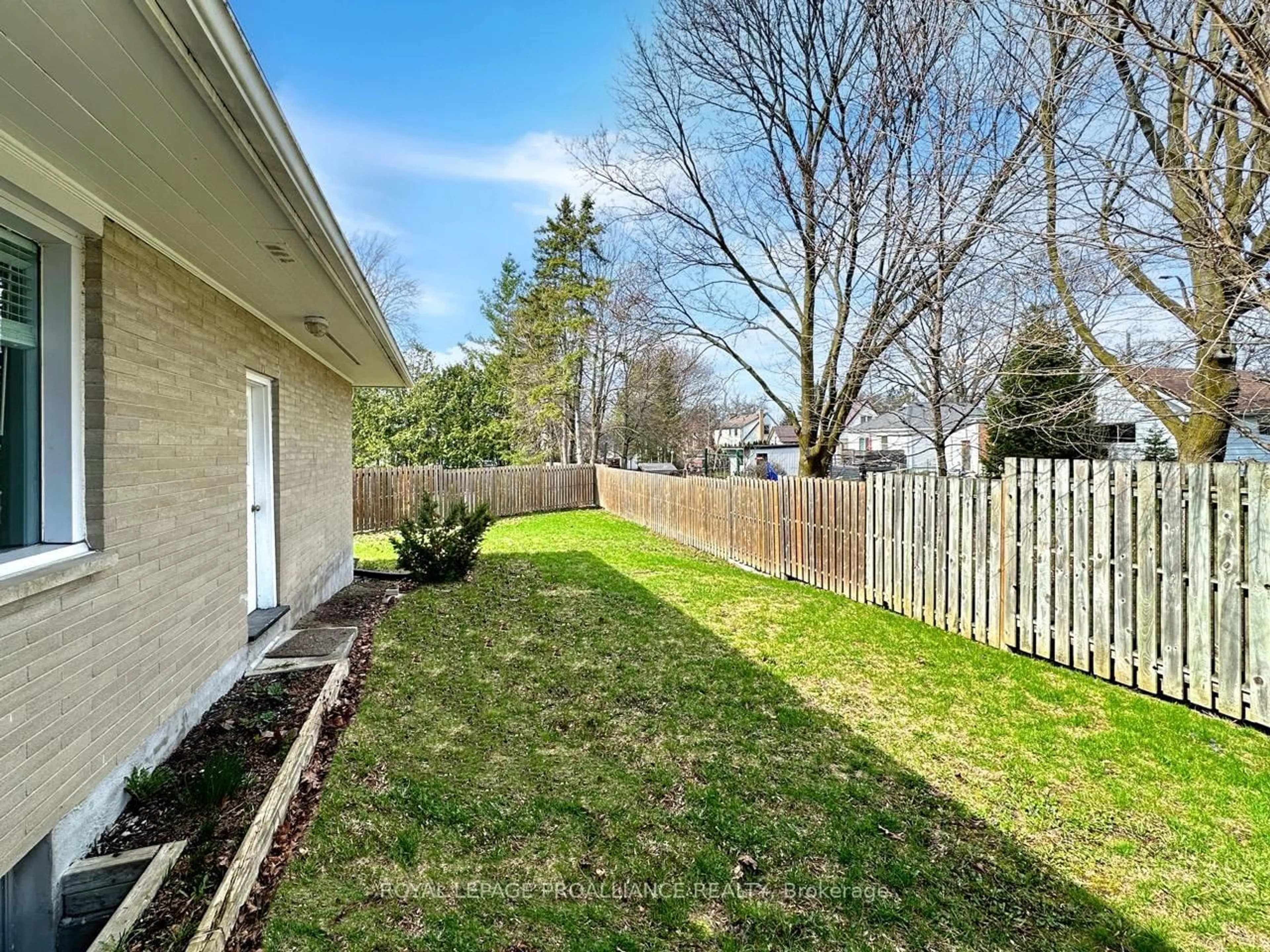 A pic from outside/outdoor area/front of a property/back of a property/a pic from drone, unknown for 7 Eastwood Park Dr, Belleville Ontario K8N 1W3