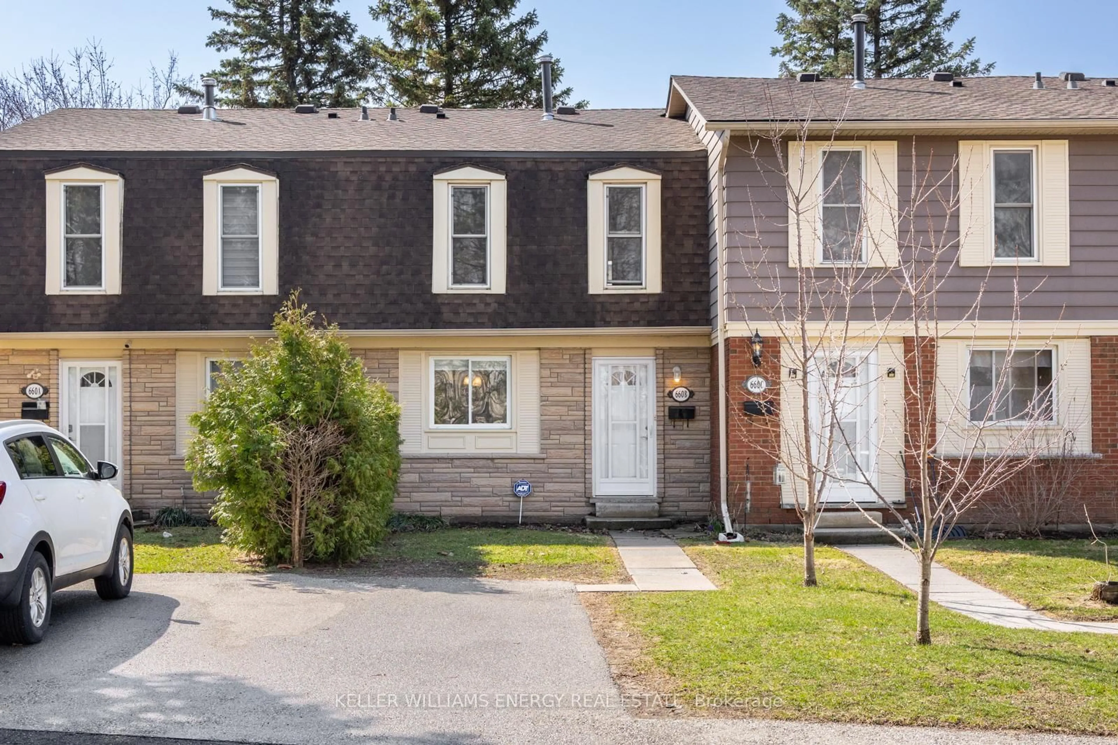 Home with vinyl exterior material, street for 660 Grey St #B, Brantford Ontario N3S 4Y4