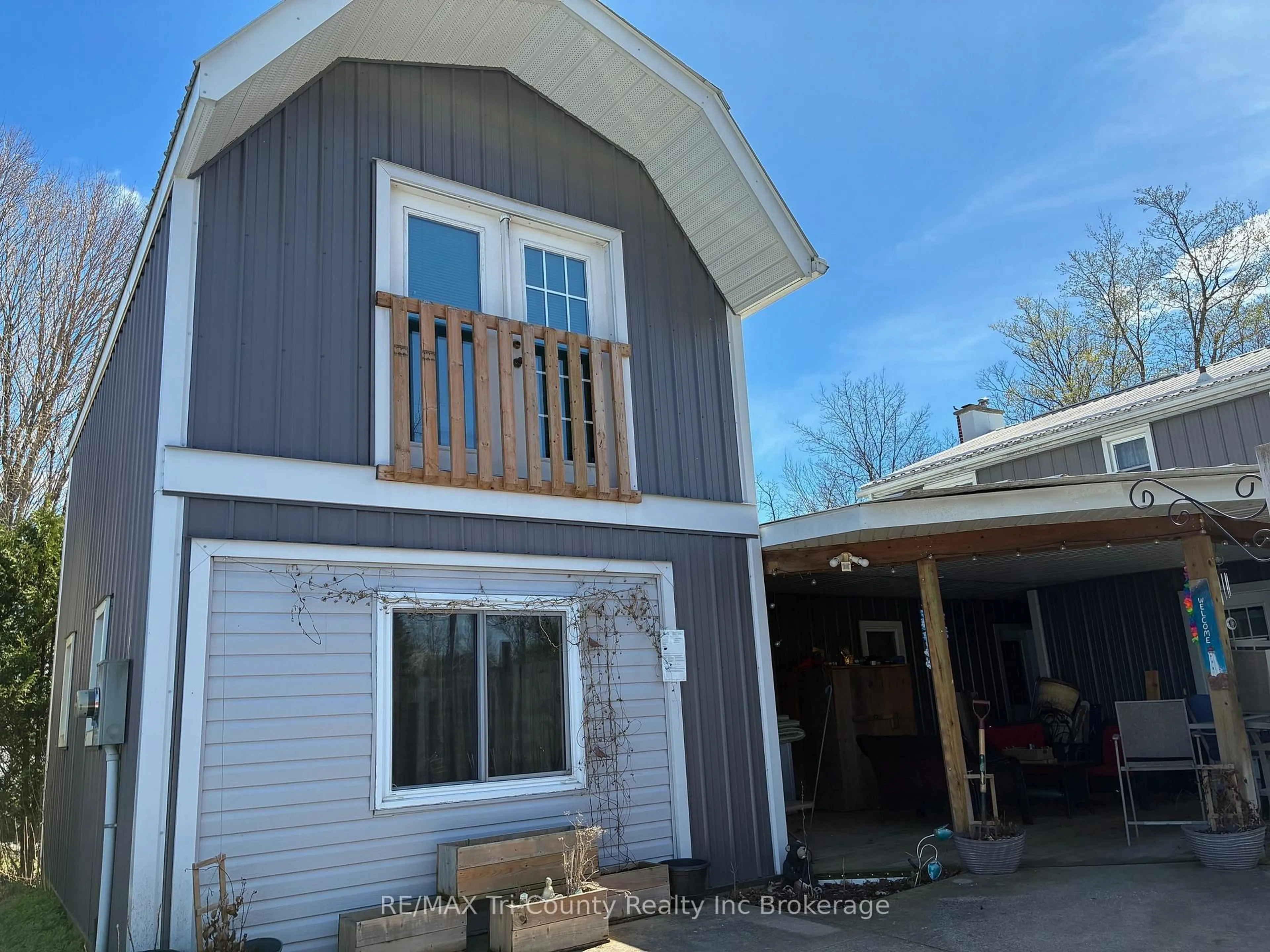 Home with vinyl exterior material, building for 6 Bidwell St, Tillsonburg Ontario N4G 3T3