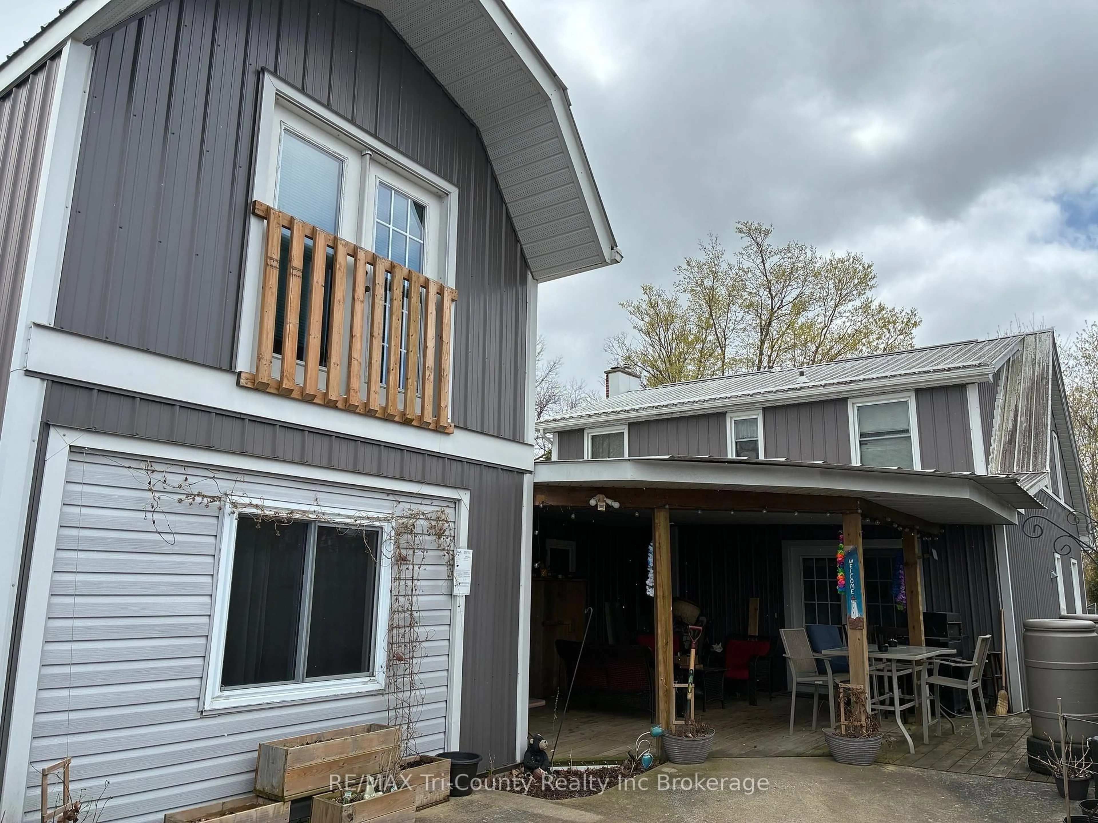 Home with vinyl exterior material, unknown for 6 Bidwell St, Tillsonburg Ontario N4G 3T3