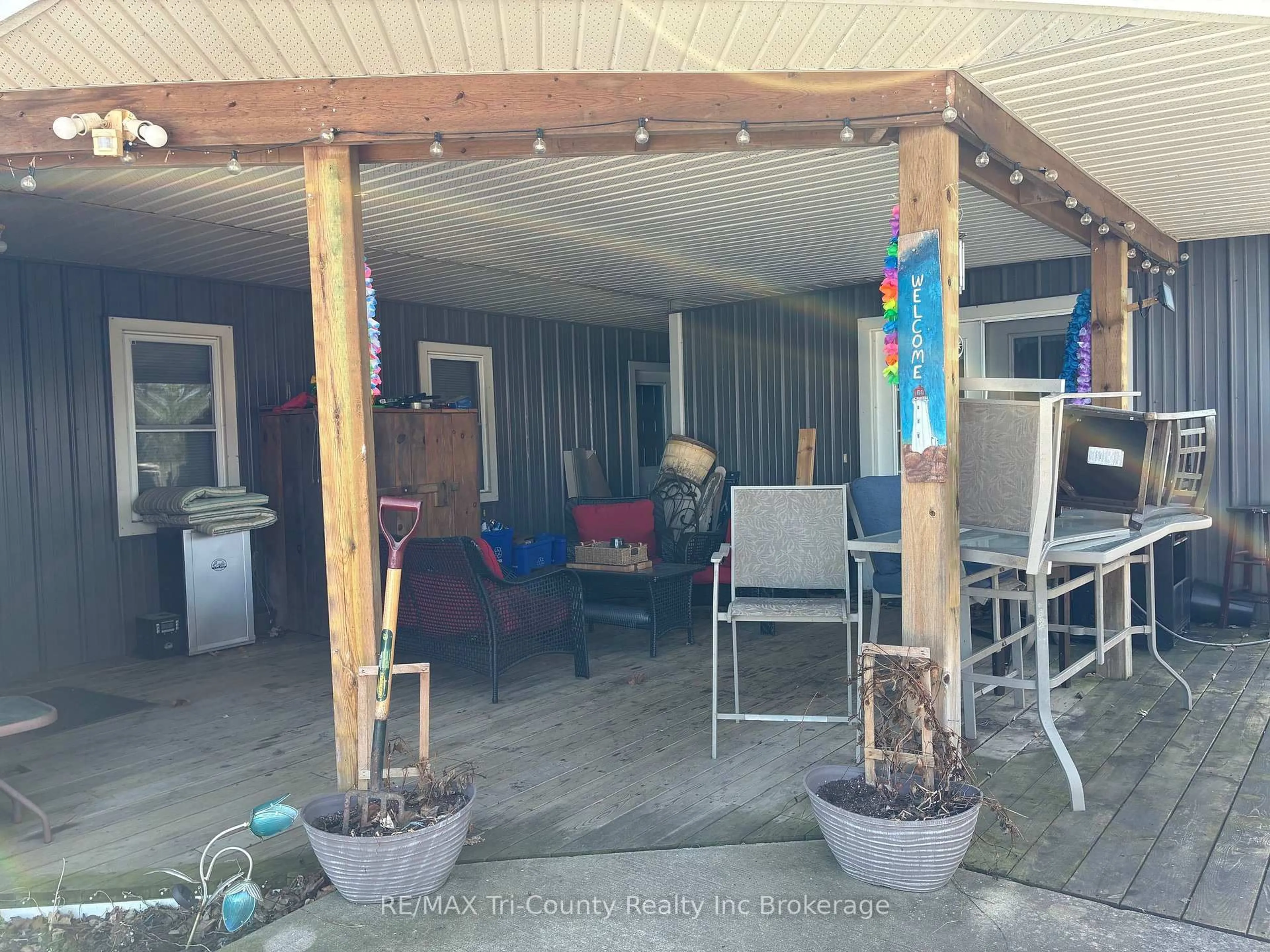 Patio, unknown for 6 Bidwell St, Tillsonburg Ontario N4G 3T3