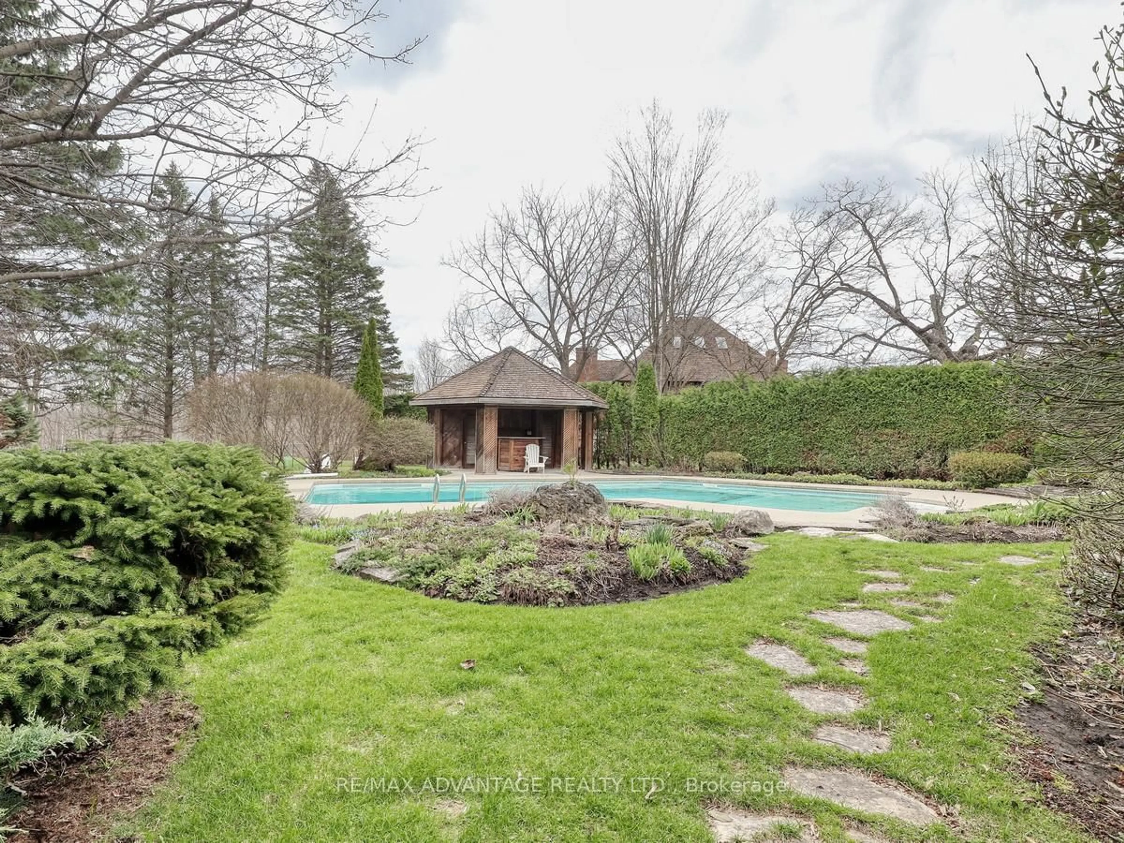 Pool for 110 Whiteacres Dr, London North Ontario N6G 4E7