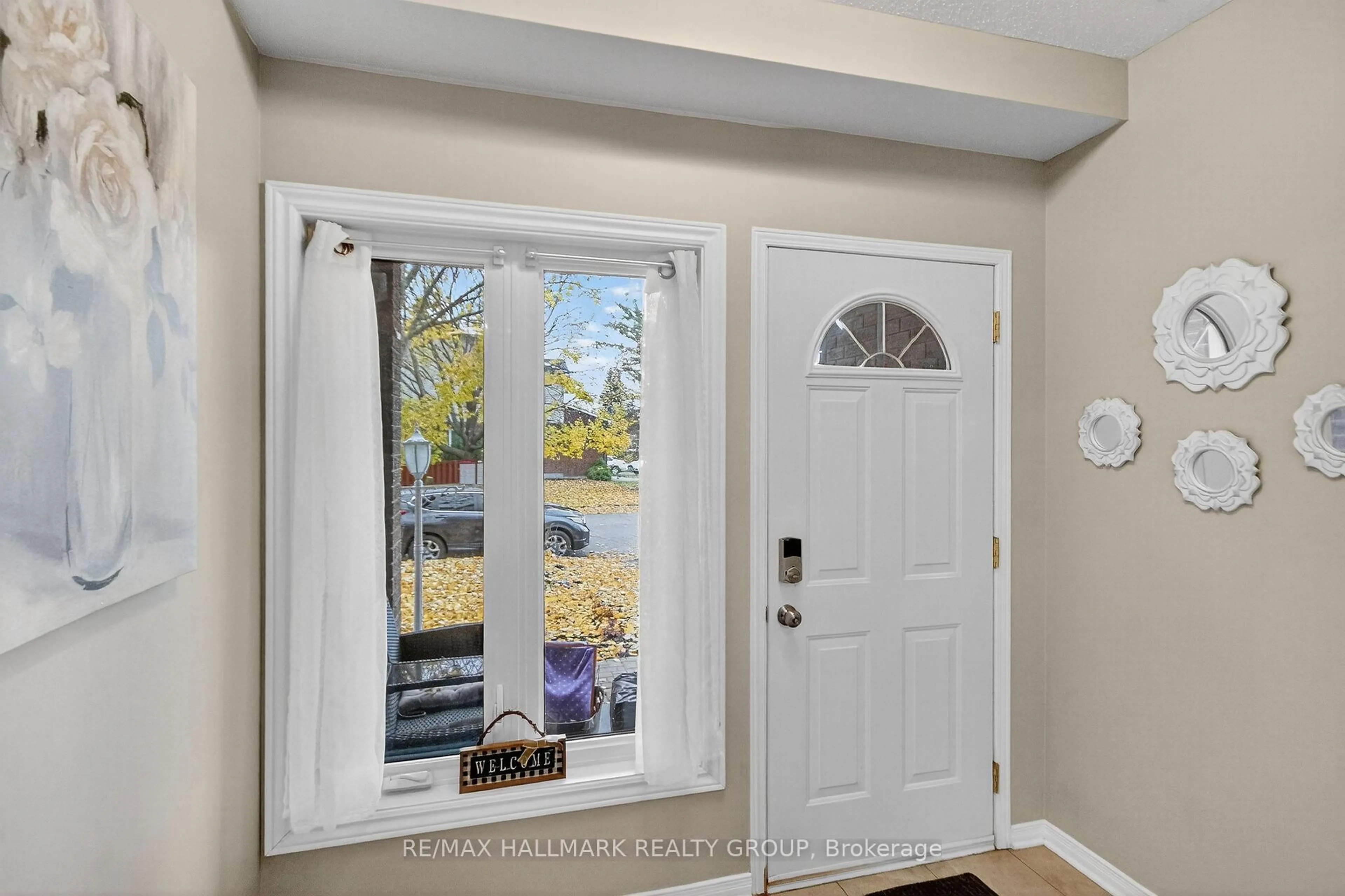 Indoor entryway for 110 Hunter's Glen Cres, Ottawa Ontario K1T 3R1