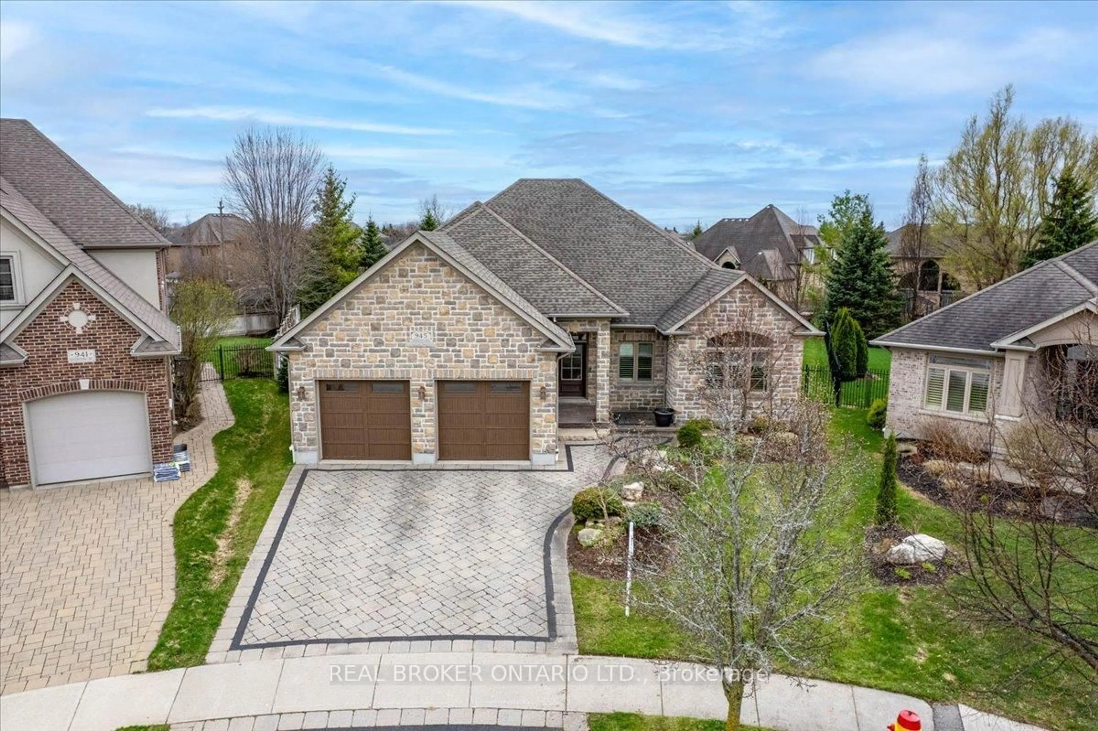 A pic from outside/outdoor area/front of a property/back of a property/a pic from drone, street for 945 RIVERSTONE Crt, Kitchener Ontario N2P 0A3