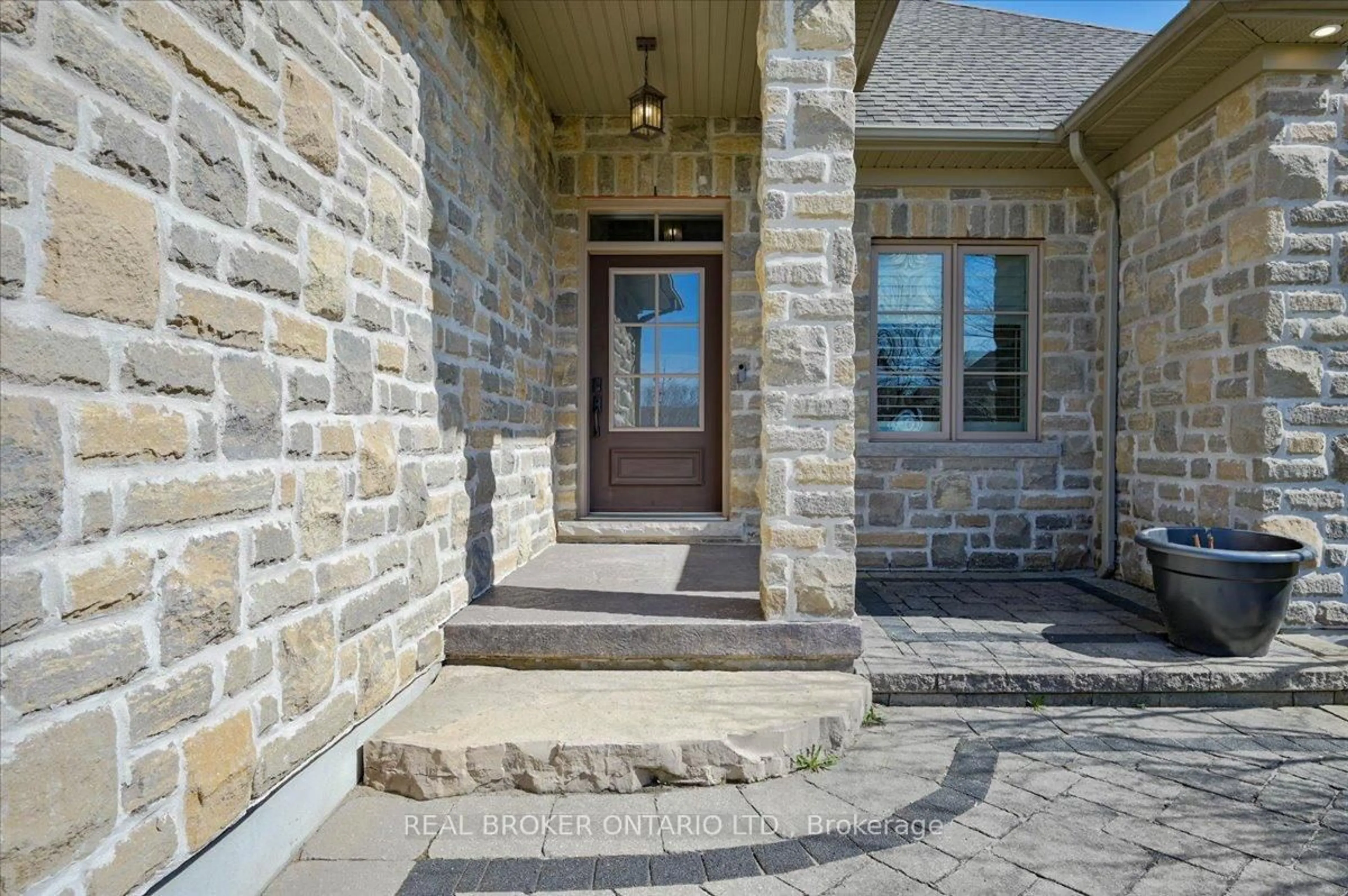 Indoor entryway for 945 RIVERSTONE Crt, Kitchener Ontario N2P 0A3