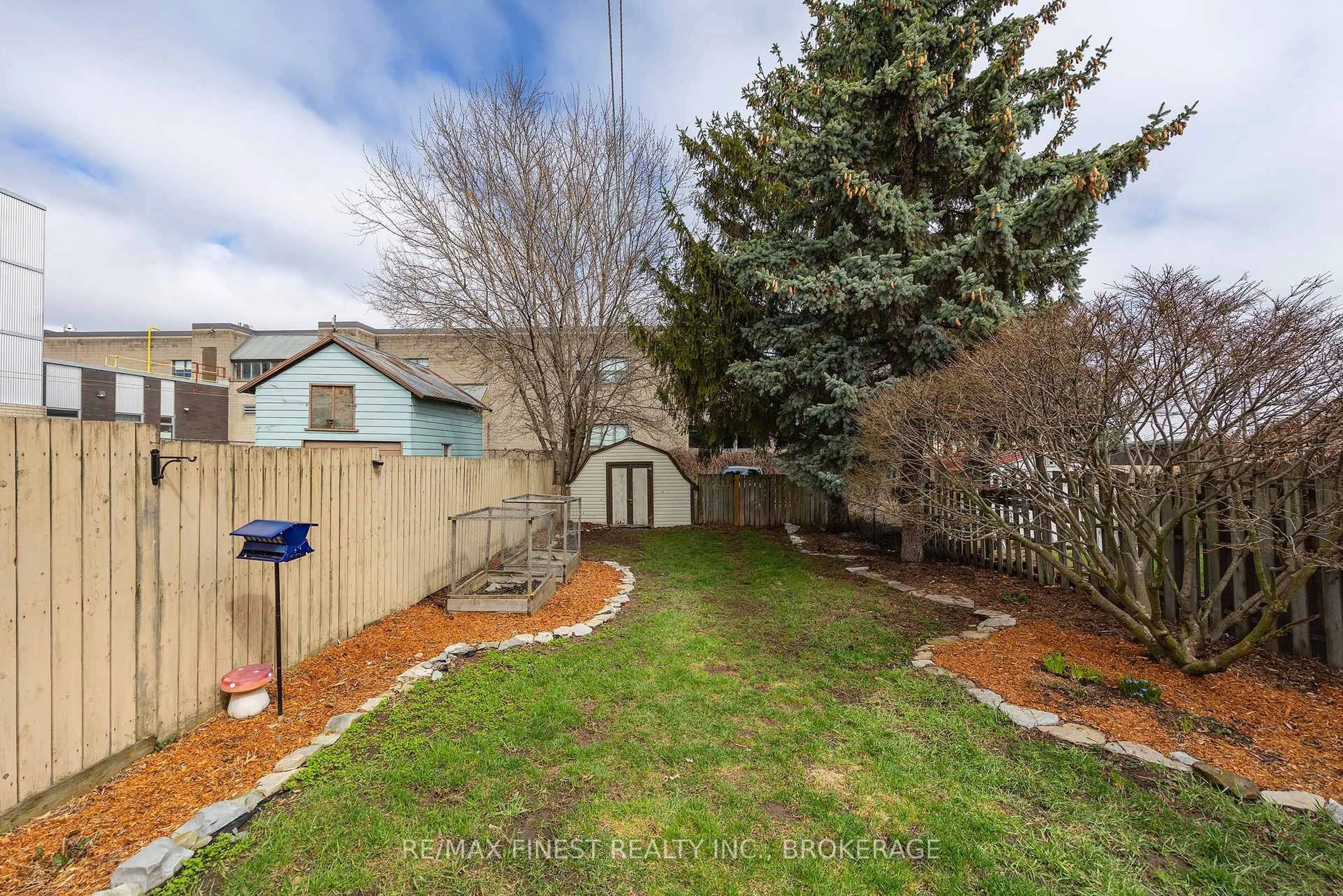 A pic from outside/outdoor area/front of a property/back of a property/a pic from drone, street for 137 Stephen St, Kingston Ontario K7K 2C6