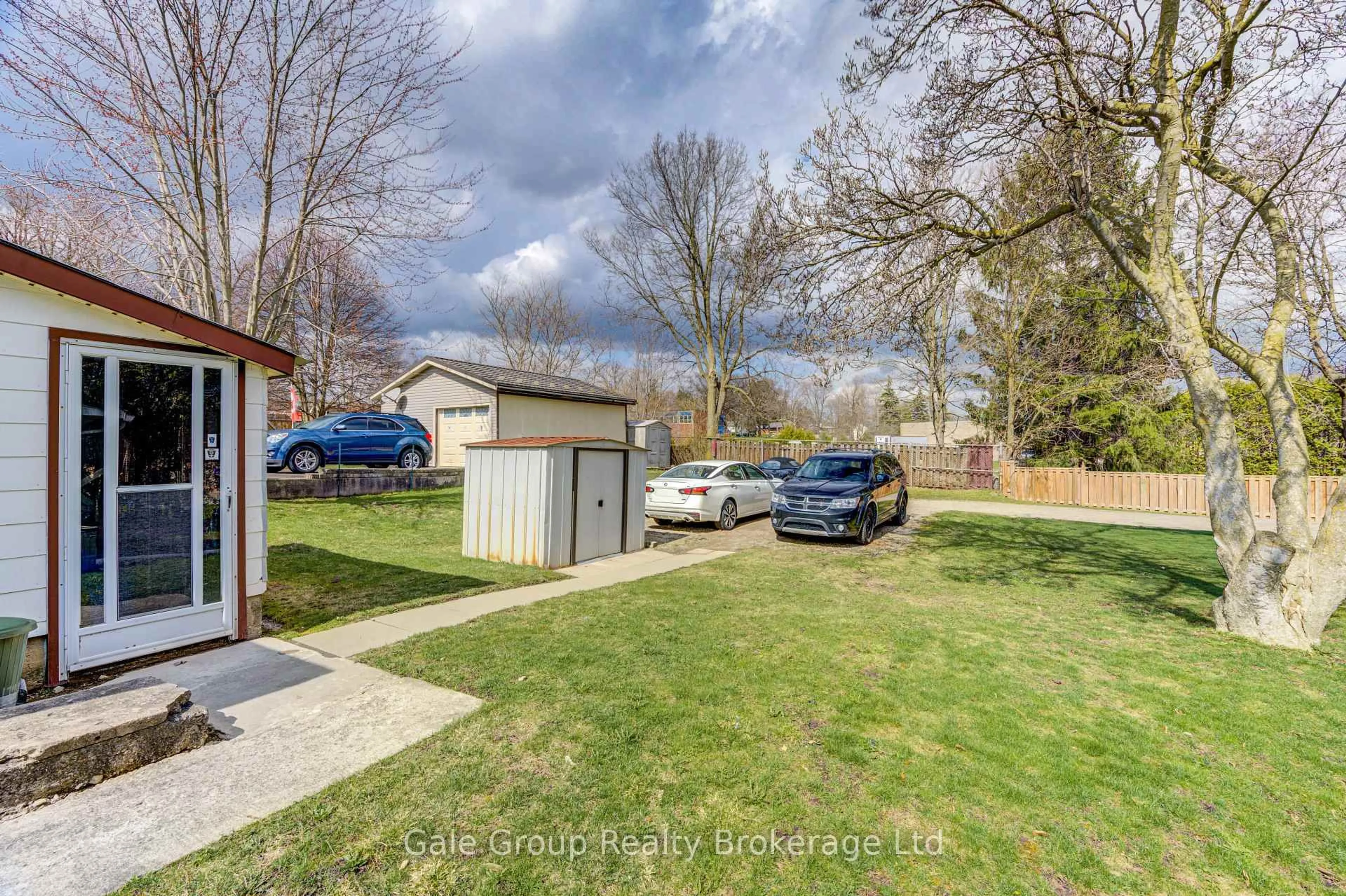 A pic from outside/outdoor area/front of a property/back of a property/a pic from drone, street for 164 Thames St, Ingersoll Ontario N5C 3E2