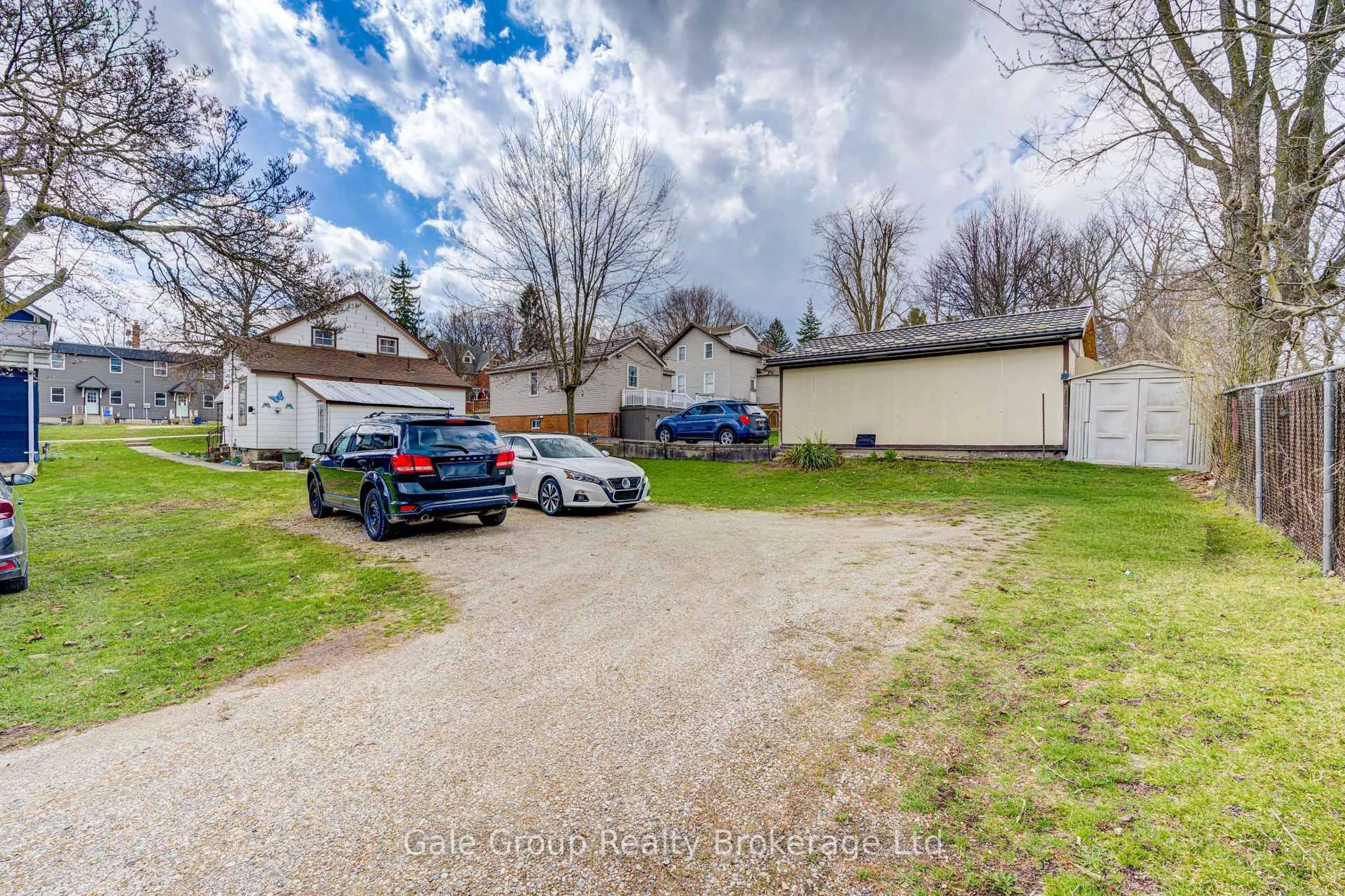 A pic from outside/outdoor area/front of a property/back of a property/a pic from drone, street for 164 Thames St, Ingersoll Ontario N5C 3E2