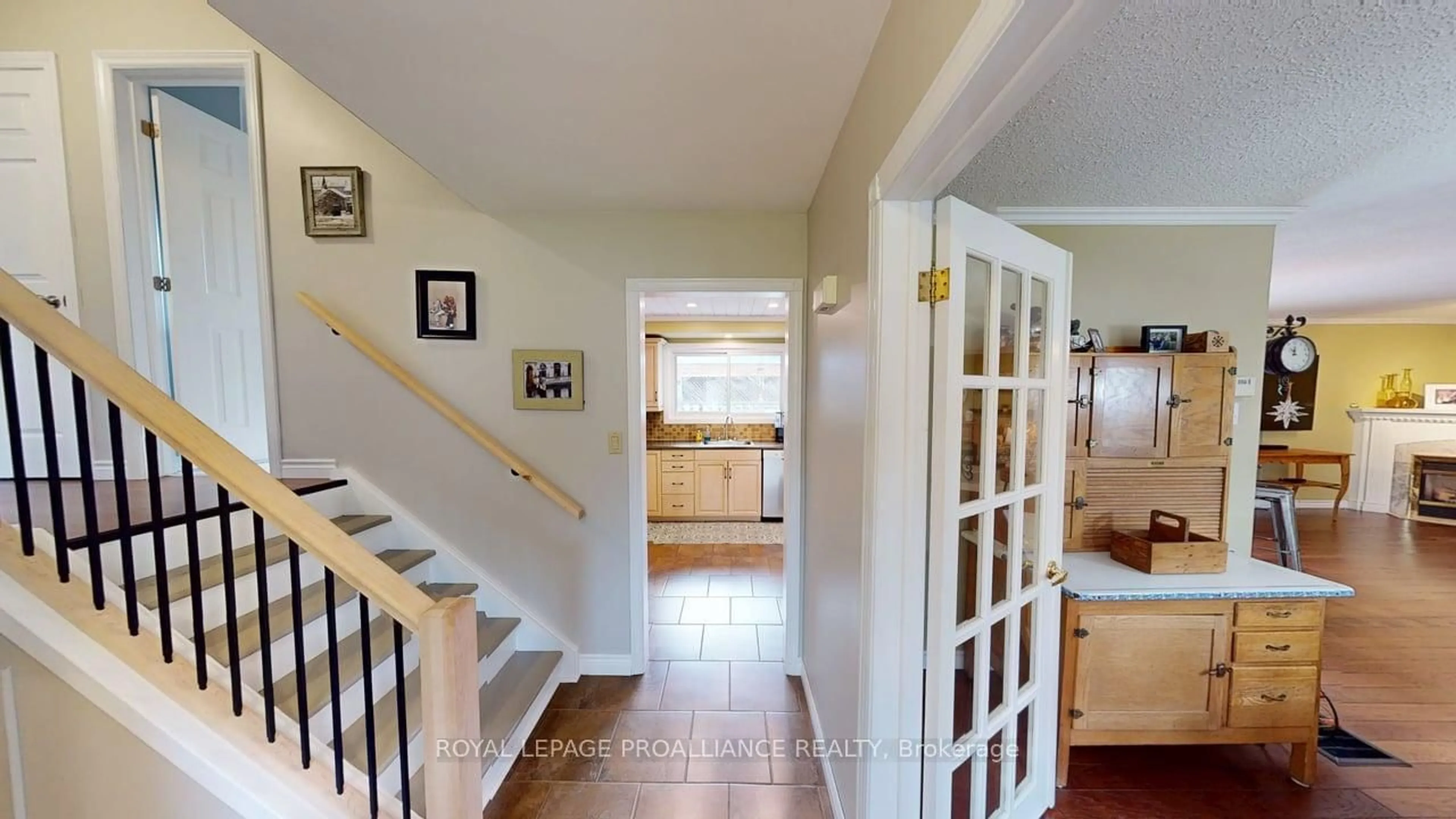 Indoor entryway for 11 Stavebank Rd, Belleville Ontario K8P 2N7