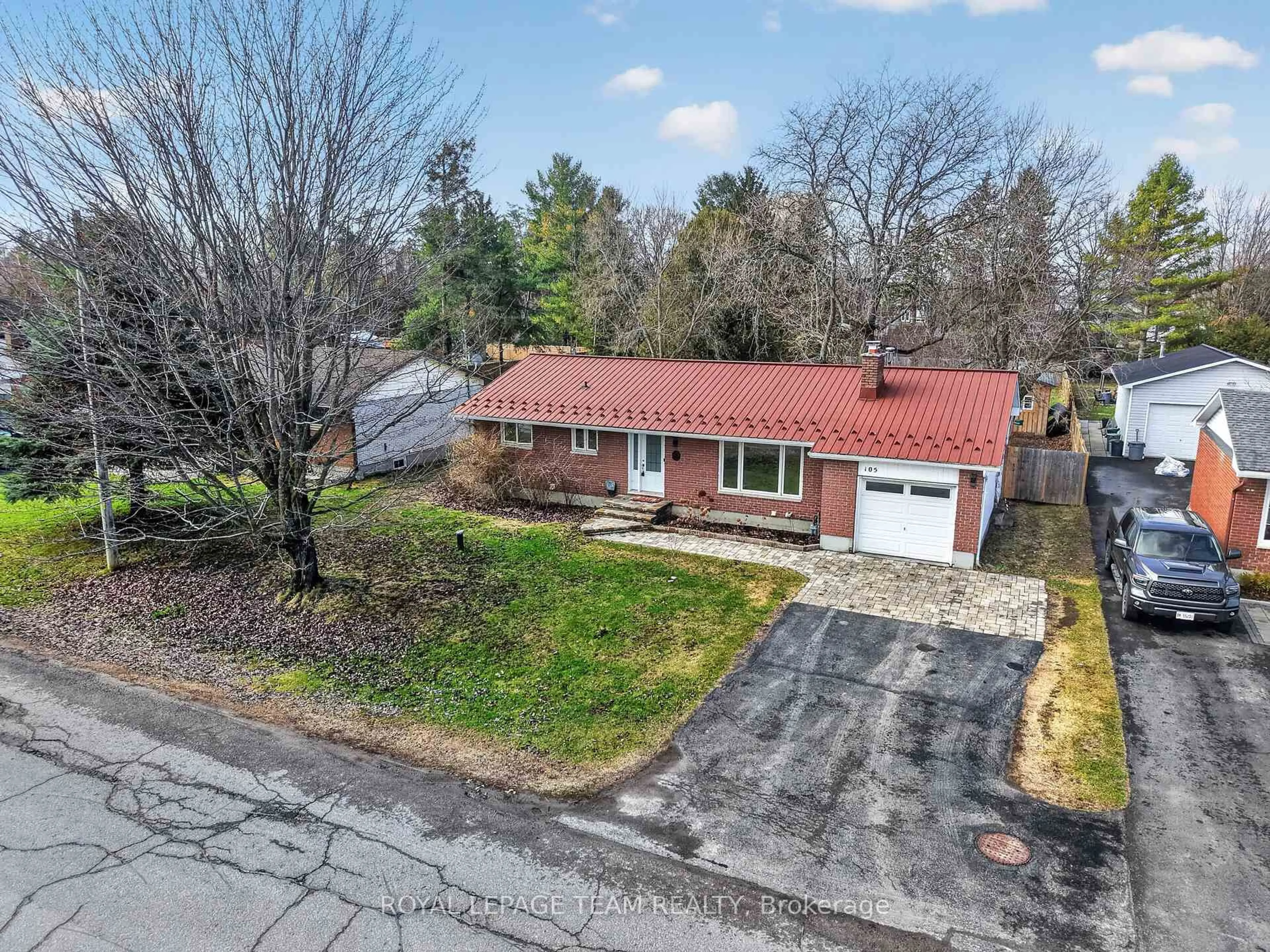 A pic from outside/outdoor area/front of a property/back of a property/a pic from drone, street for 105 Fortune St, Richmond Ontario K0A 2Z0