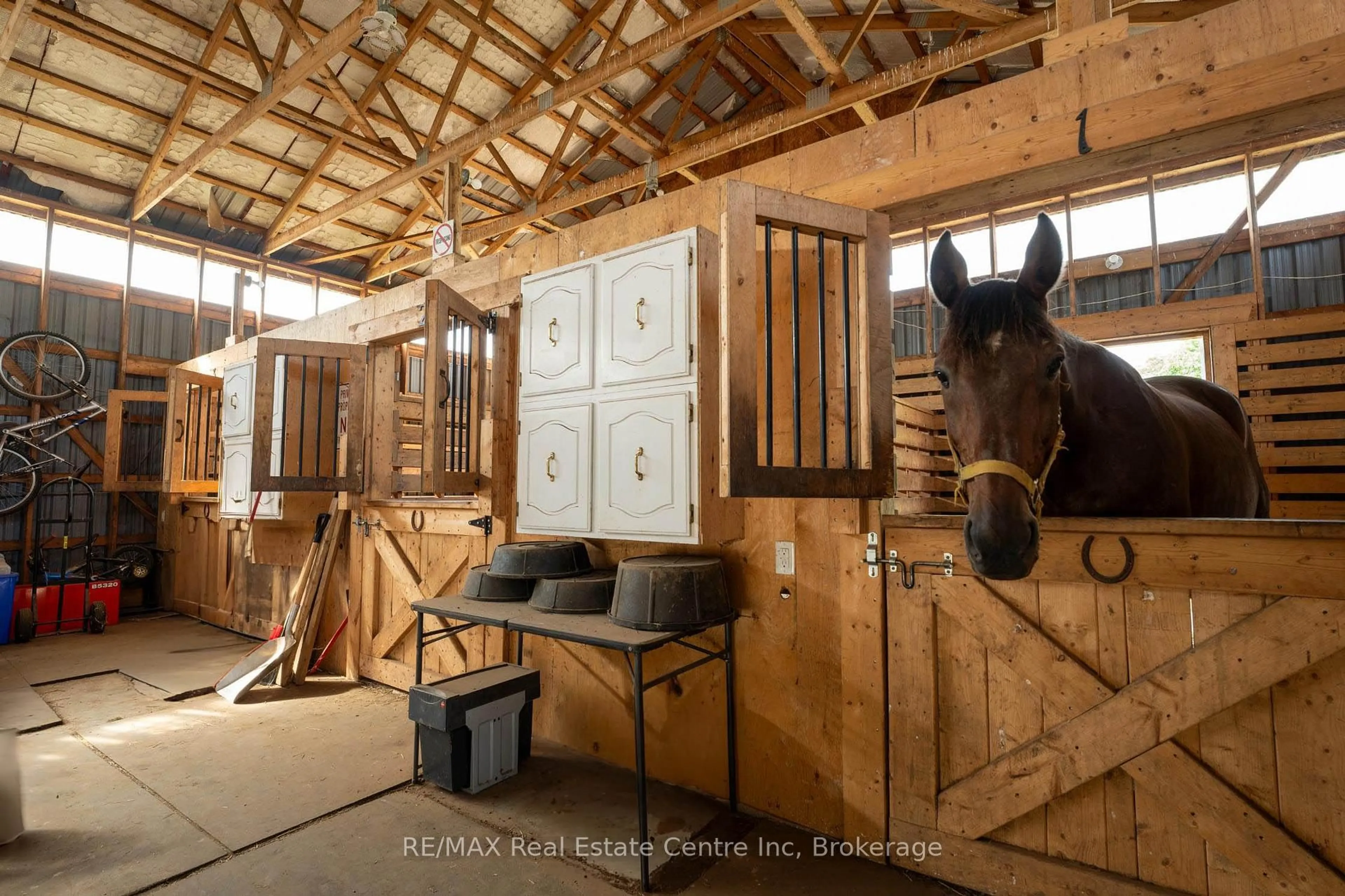 Indoor foyer for 3988 Hwy 6 Highway, Puslinch Ontario N0B 2J0