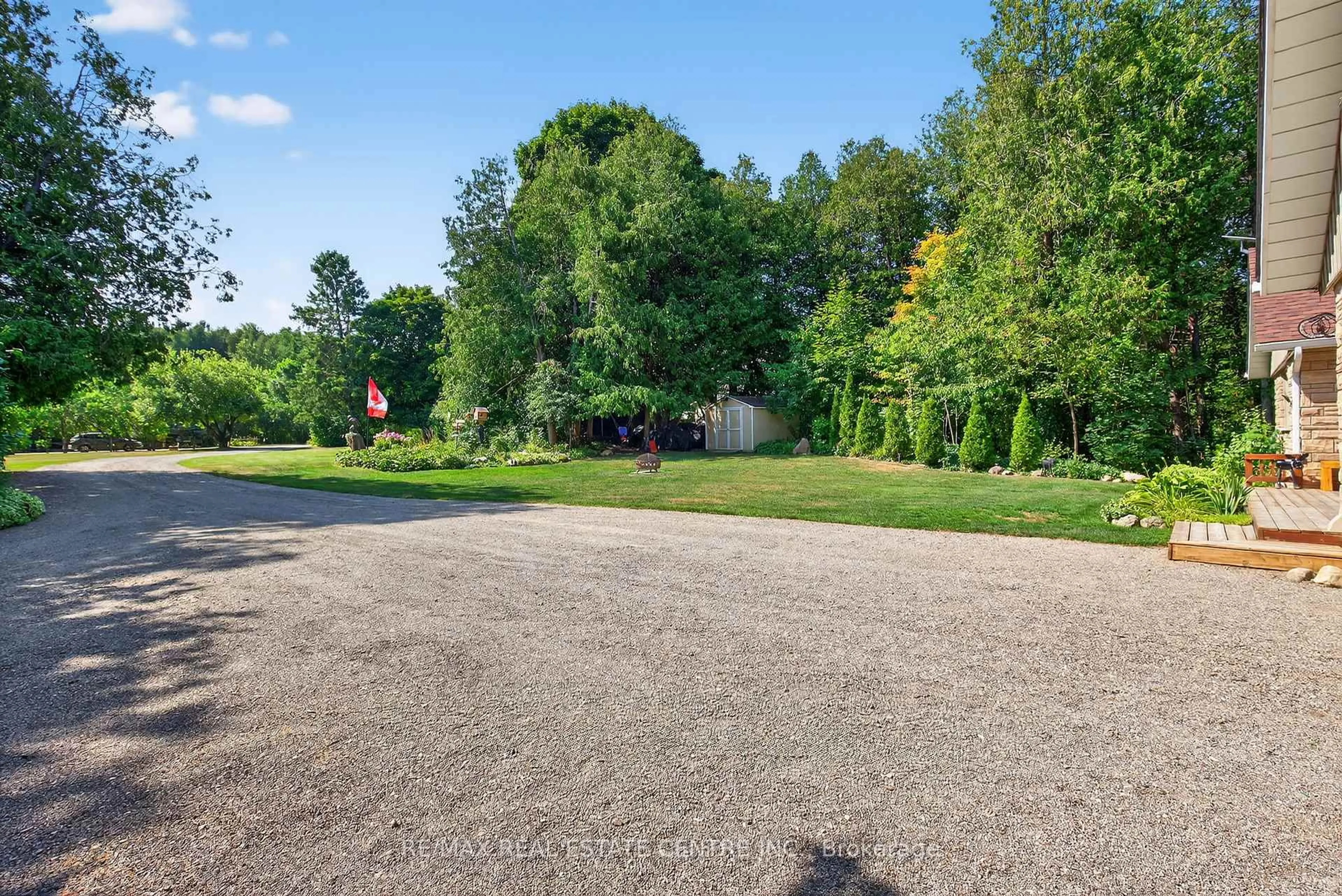 A pic from outside/outdoor area/front of a property/back of a property/a pic from drone, unknown for 16 Cedar Lane #Rd, Mono Ontario L9W 6C8