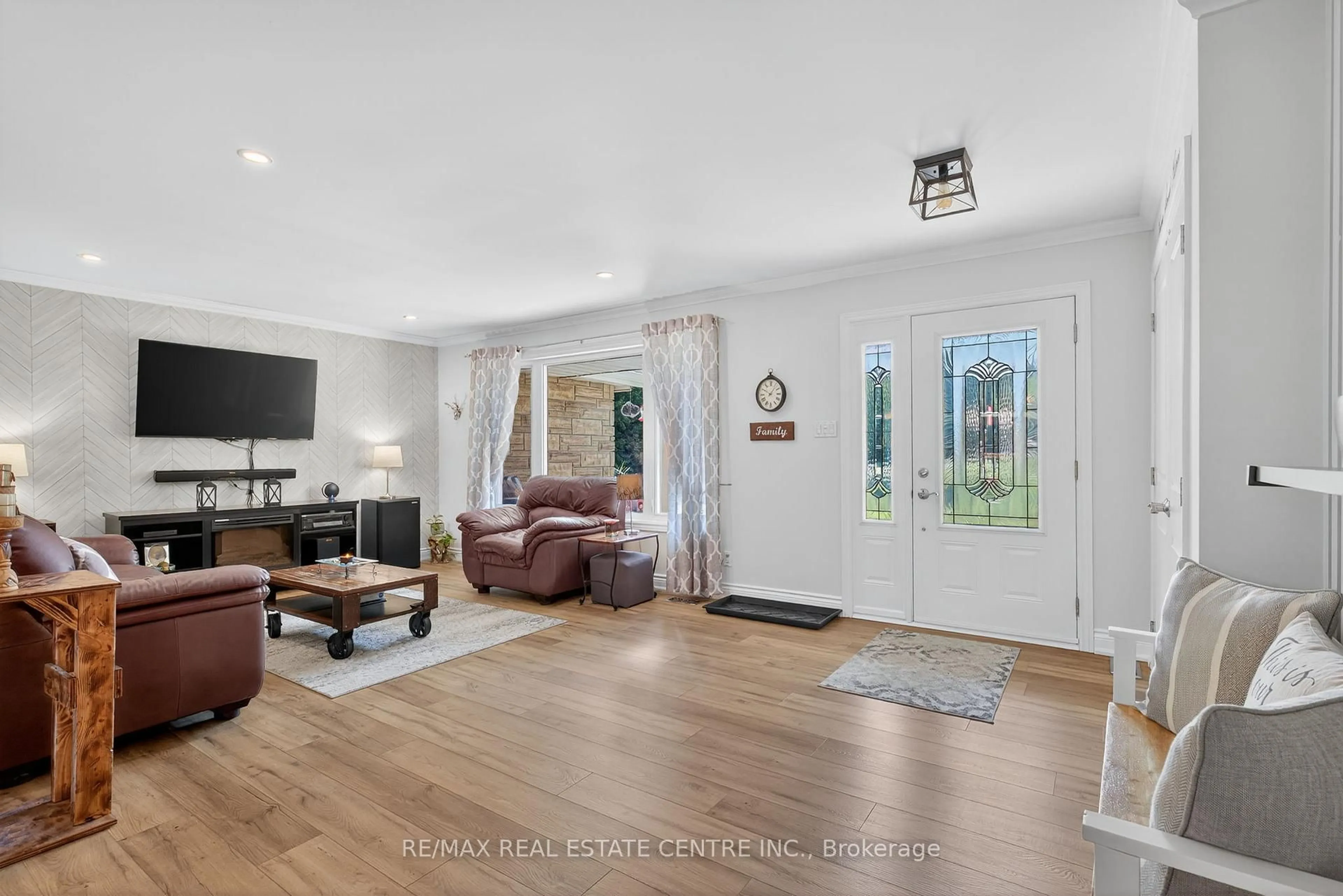 Living room with furniture, unknown for 16 Cedar Lane #Rd, Mono Ontario L9W 6C8