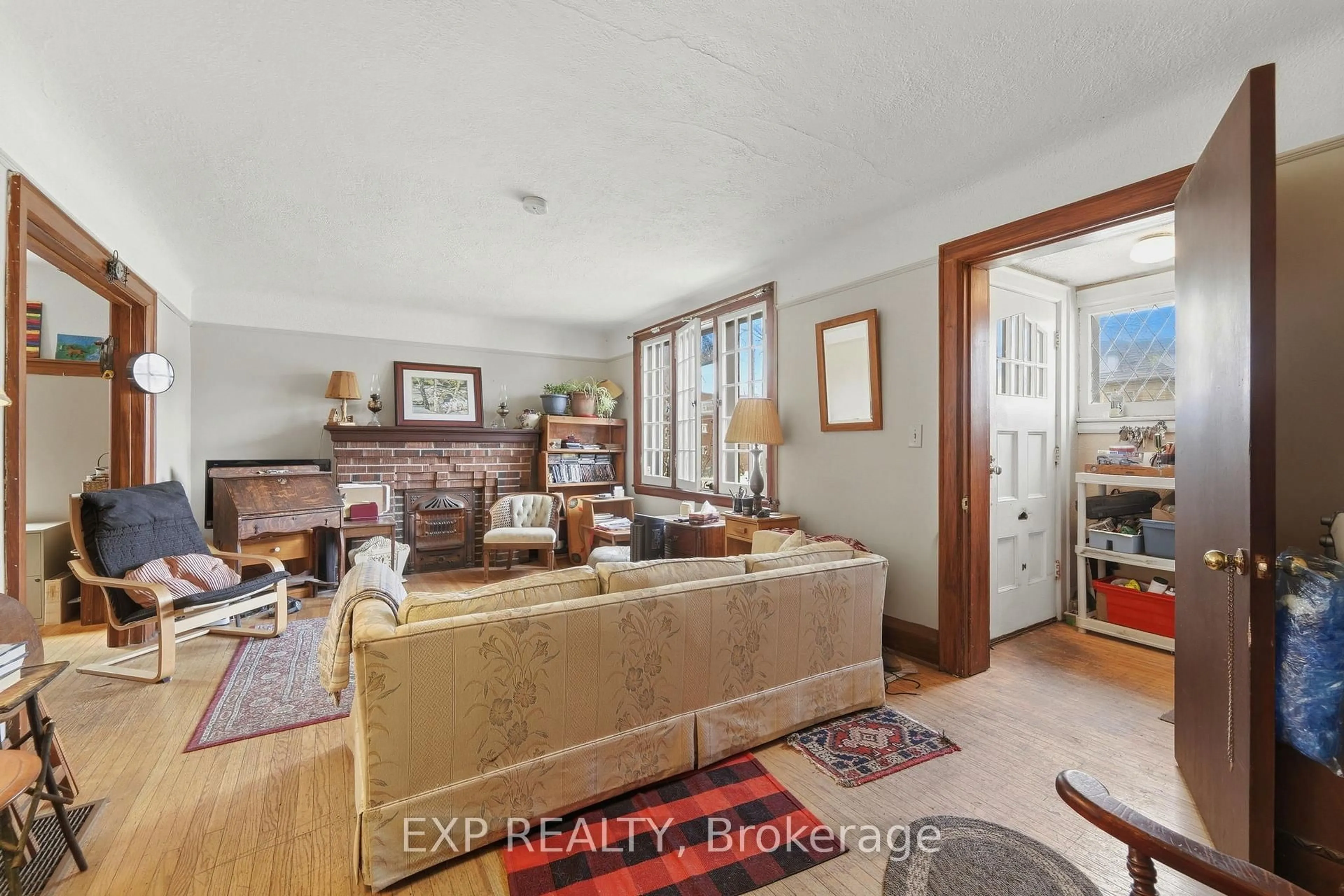 Living room with furniture, unknown for 509 Aberdeen Ave, Hamilton Ontario L8P 2S6