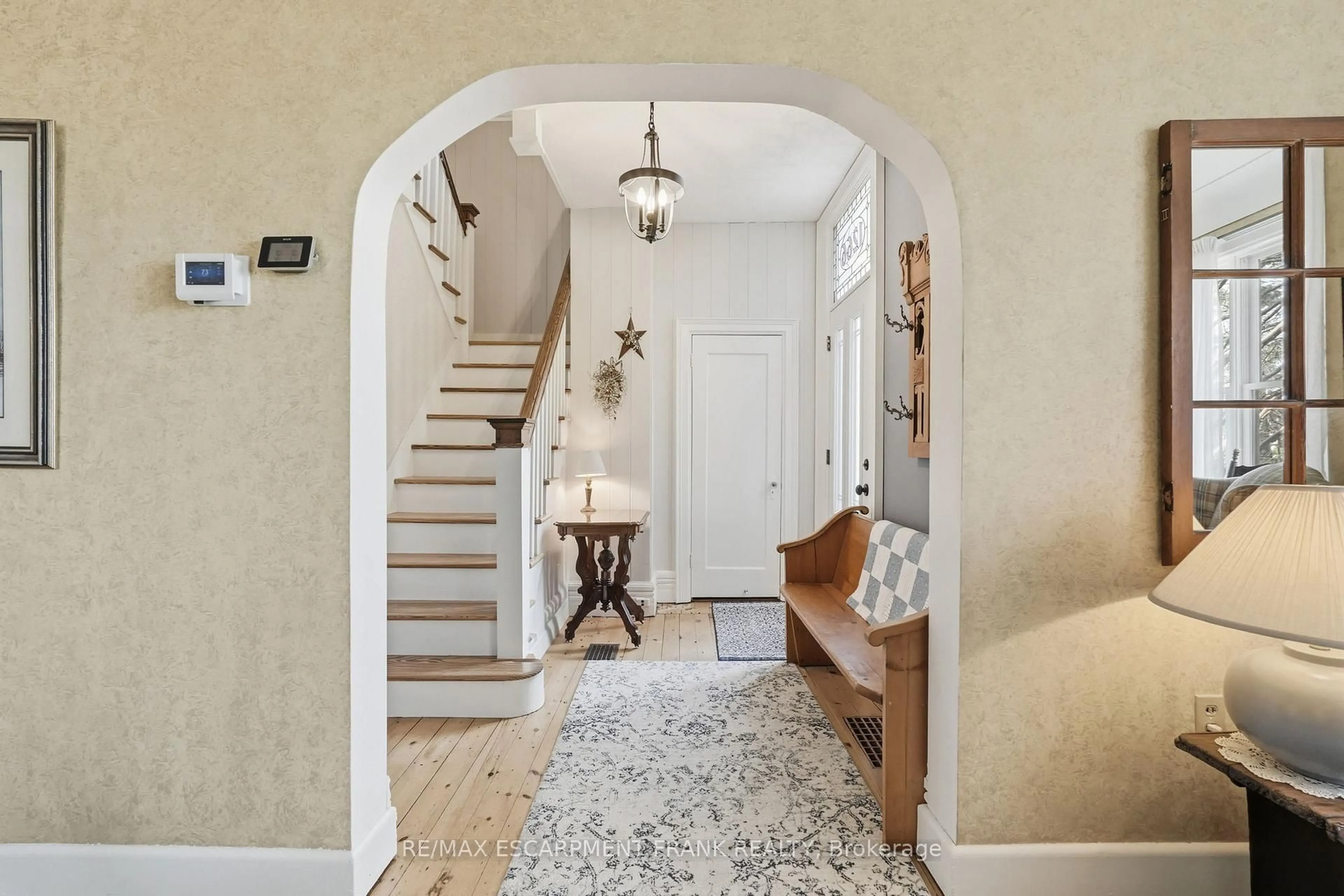 Indoor entryway for 1266 Scenic Dr, Hamilton Ontario L9K 1J6