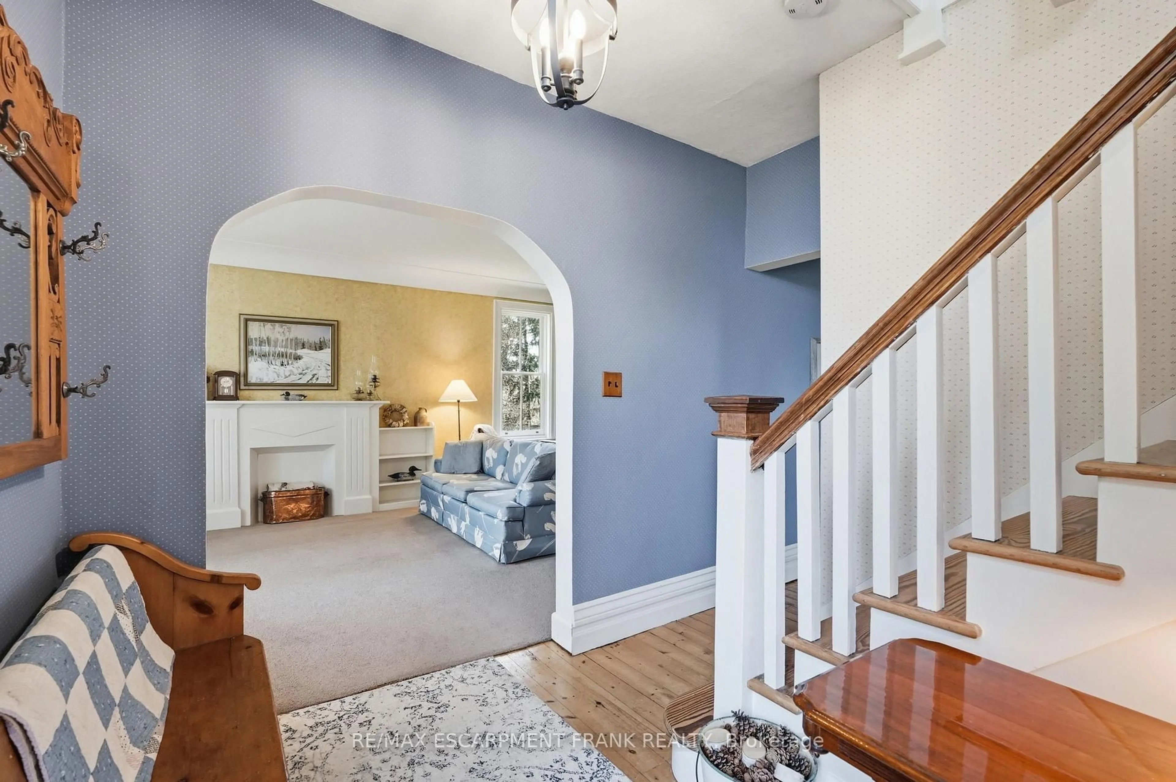 Indoor foyer for 1266 Scenic Dr, Hamilton Ontario L9K 1J6