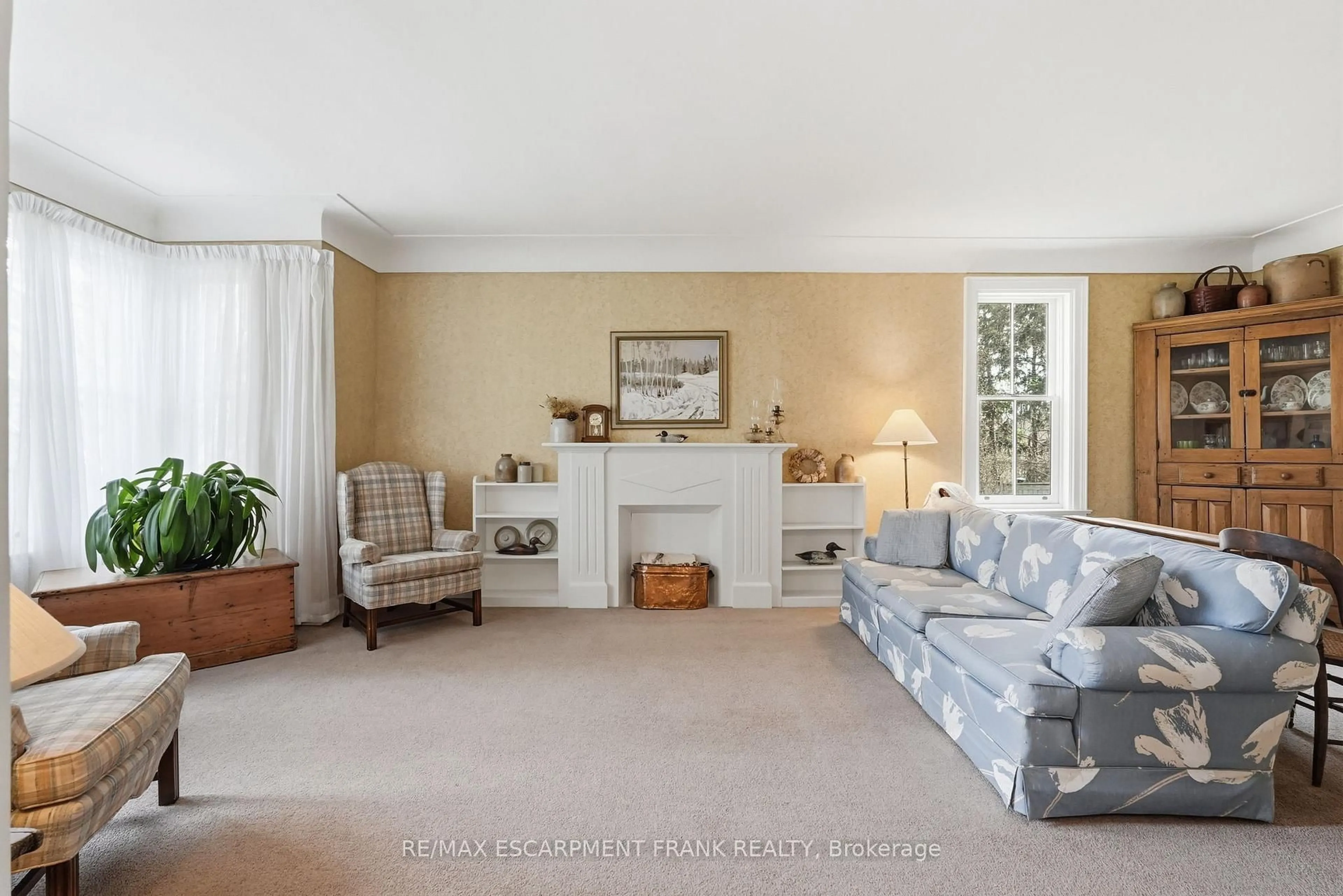 Living room with furniture, carpet floor for 1266 Scenic Dr, Hamilton Ontario L9K 1J6