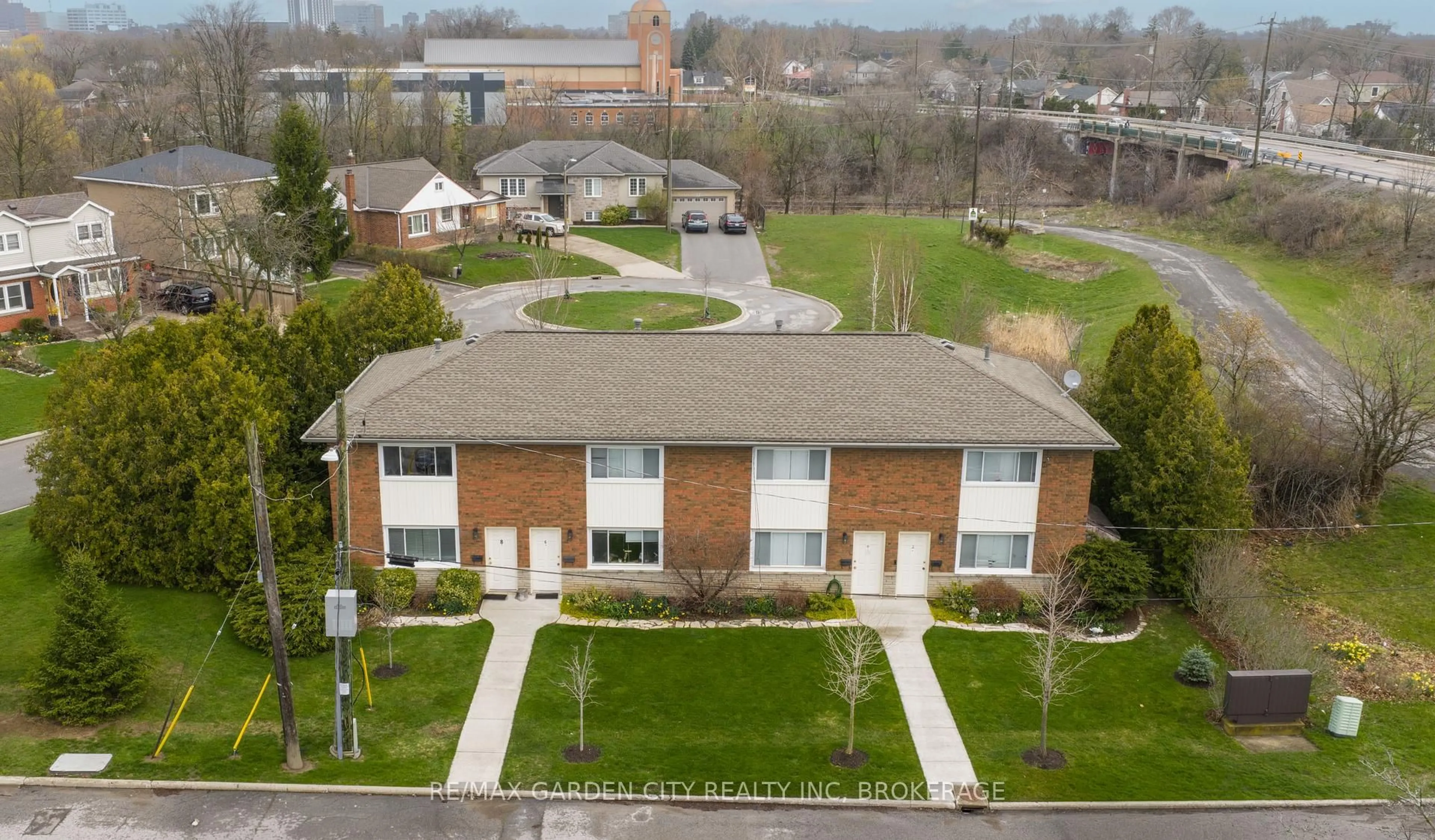A pic from outside/outdoor area/front of a property/back of a property/a pic from drone, unknown for 2-8 RIVERVIEW Blvd, St. Catharines Ontario L2T 3L4