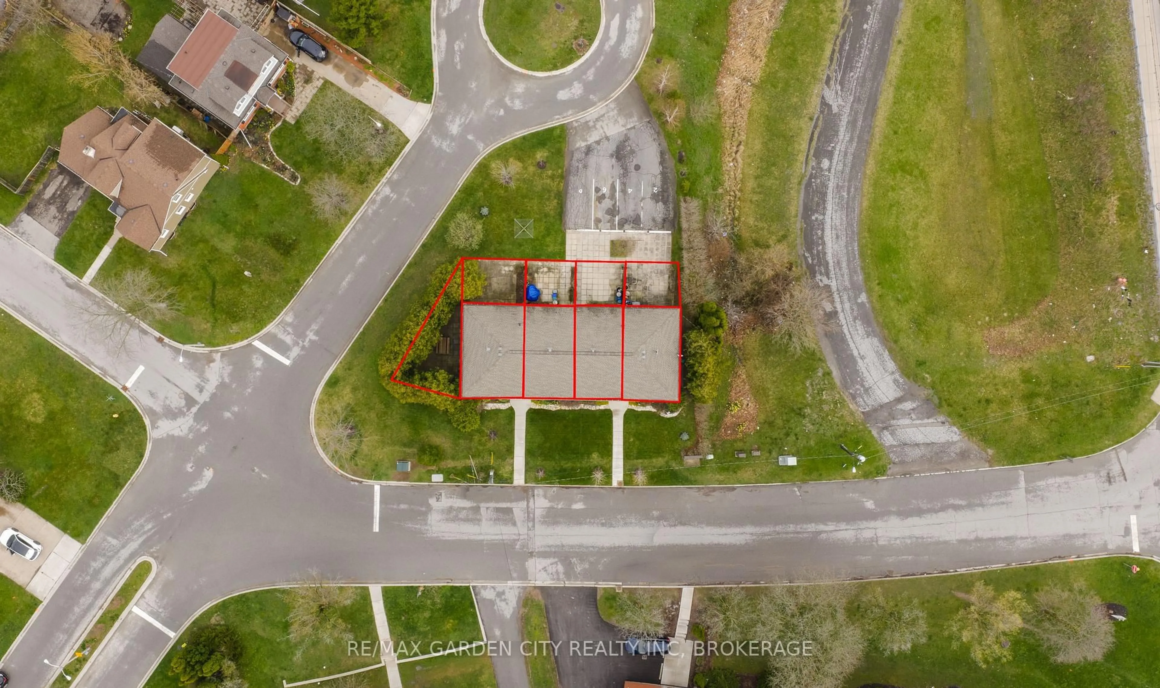 A pic from outside/outdoor area/front of a property/back of a property/a pic from drone, street for 2-8 RIVERVIEW Blvd, St. Catharines Ontario L2T 3L4