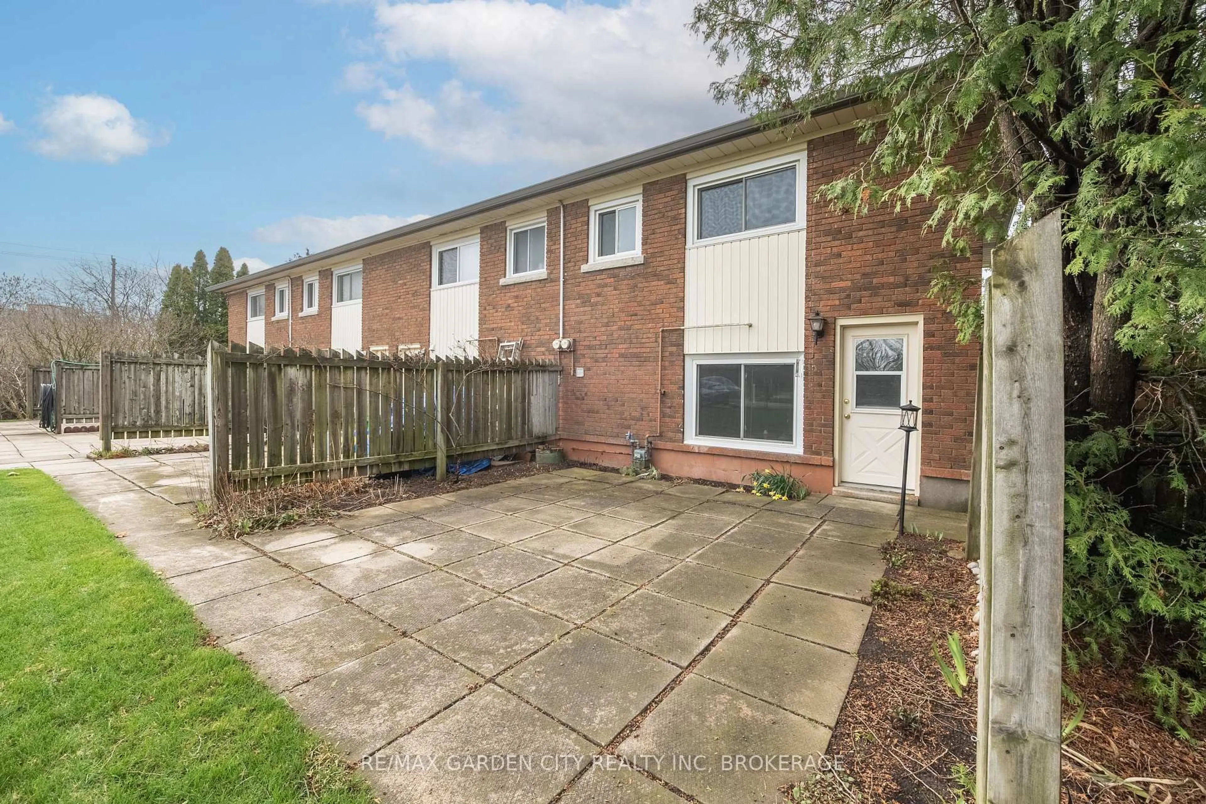 A pic from outside/outdoor area/front of a property/back of a property/a pic from drone, street for 2-8 RIVERVIEW Blvd, St. Catharines Ontario L2T 3L4