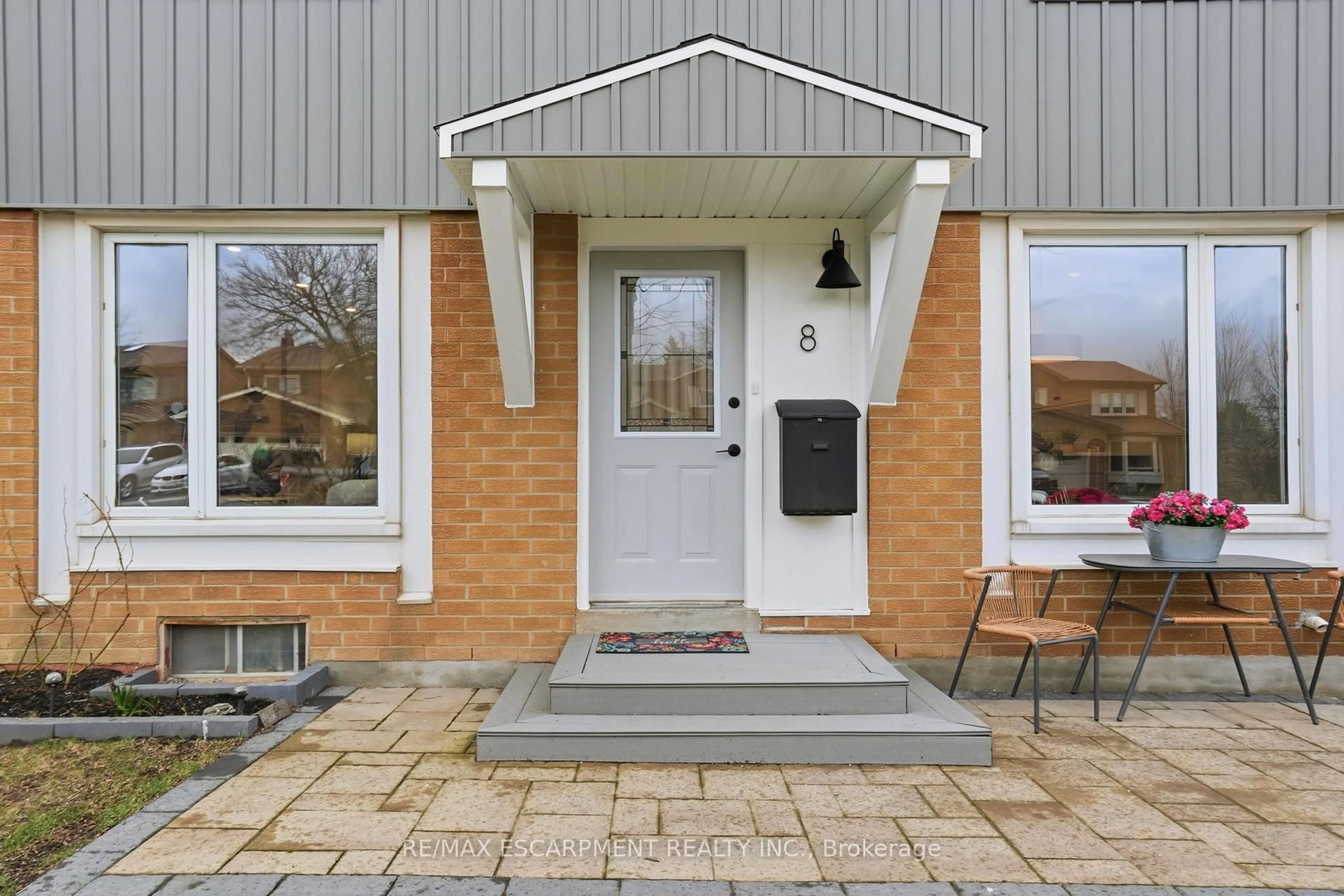 Unknown for 8 Chudleigh St, Hamilton Ontario L9H 7E4