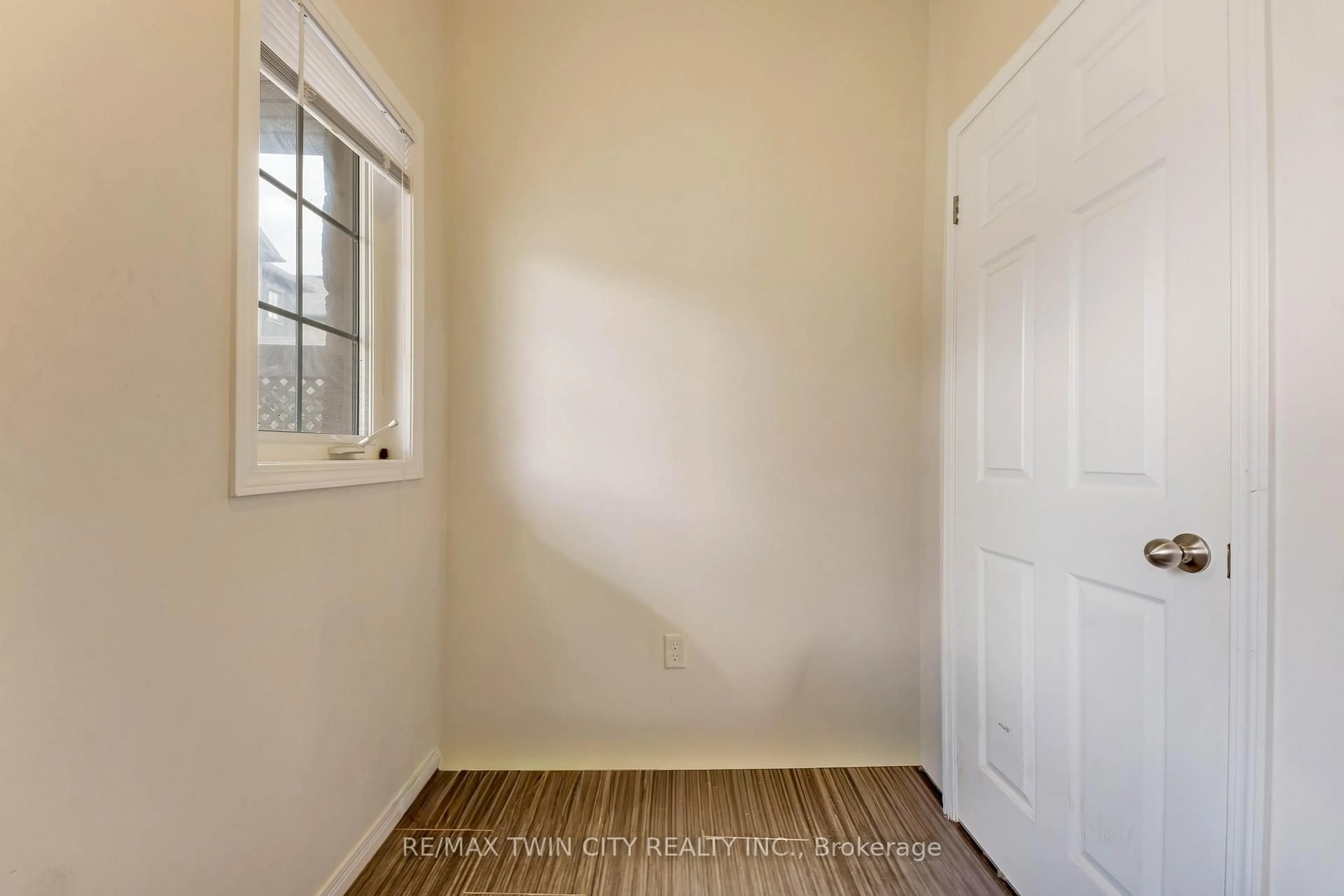 Indoor entryway for 931 Glasgow St #5B, Kitchener Ontario N2N 0B6