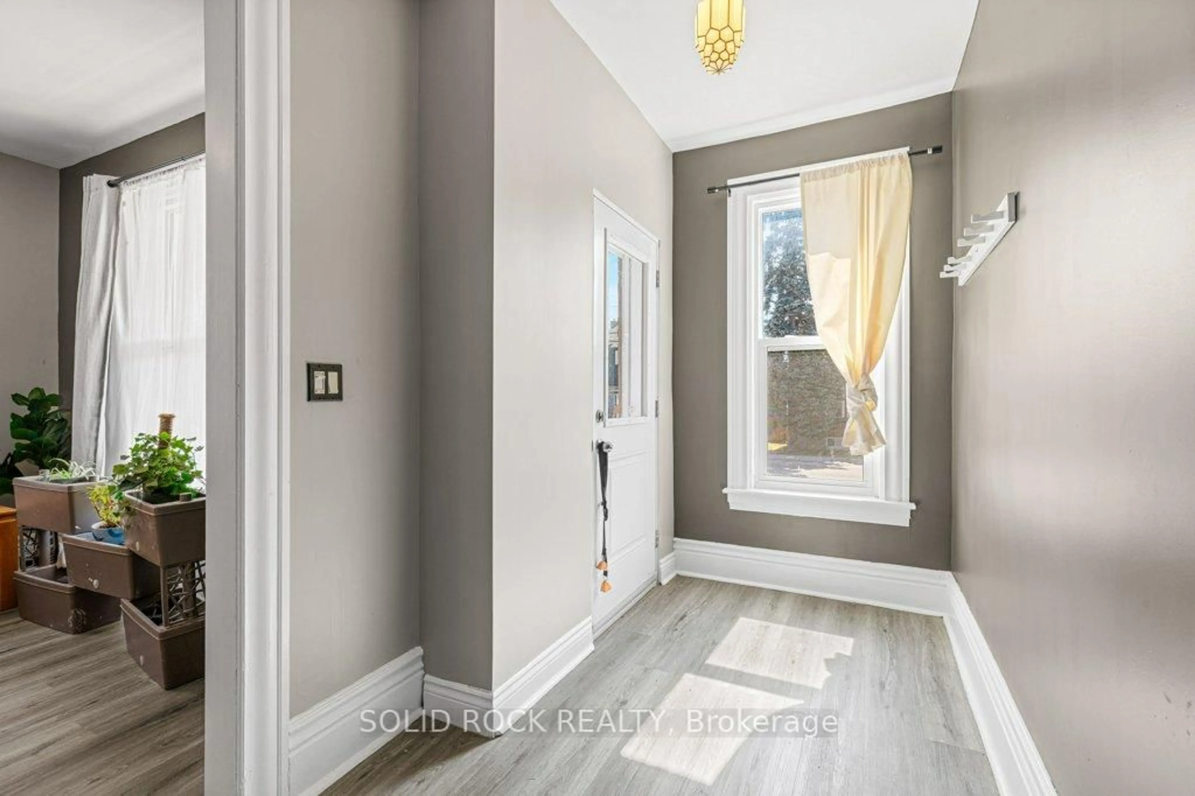 Indoor entryway for 190 Church St, Brockville Ontario K6V 3Y2