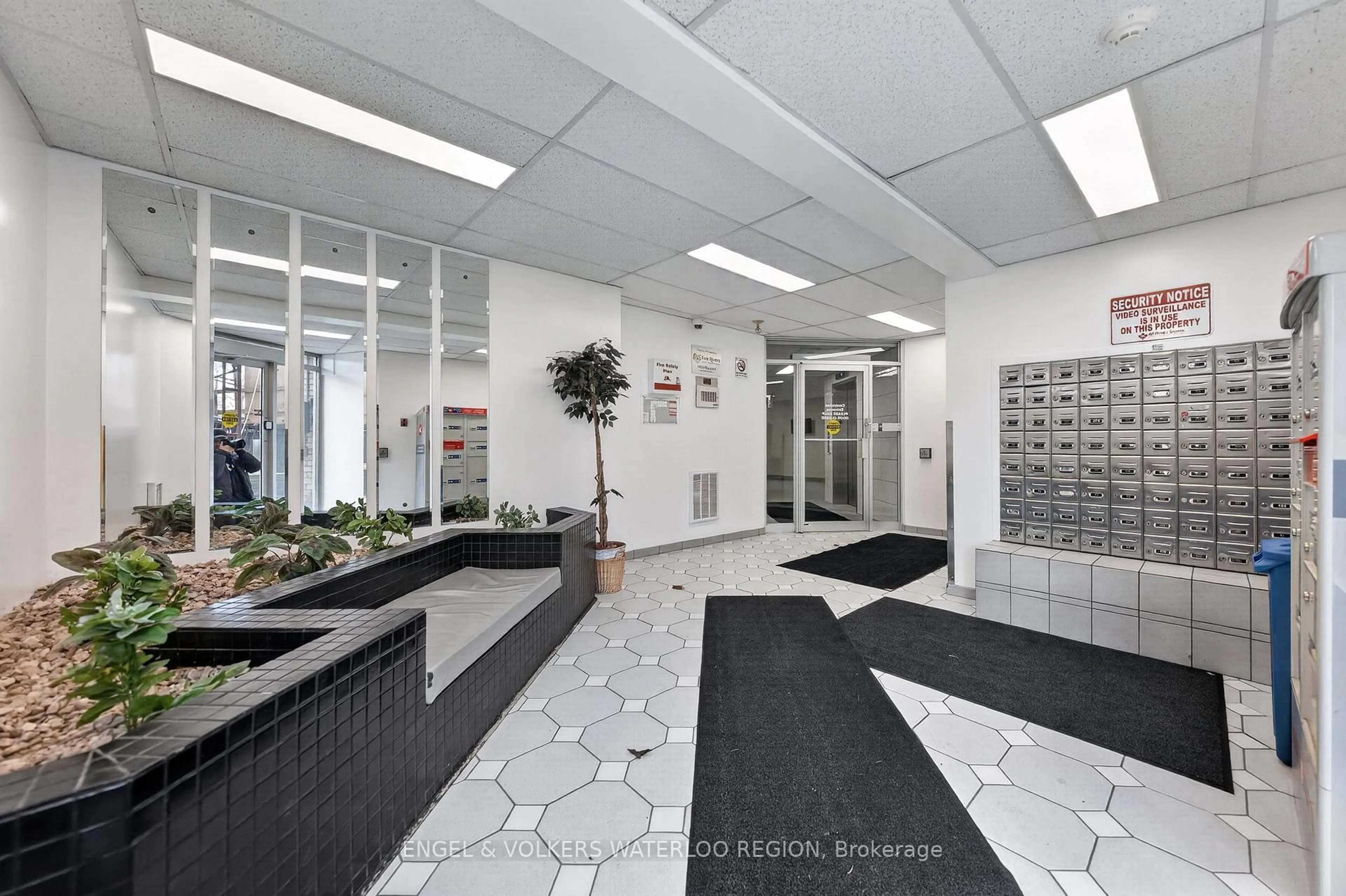 Indoor foyer for 15 Hofstetter Ave #406, Kitchener Ontario N2A 3Z7