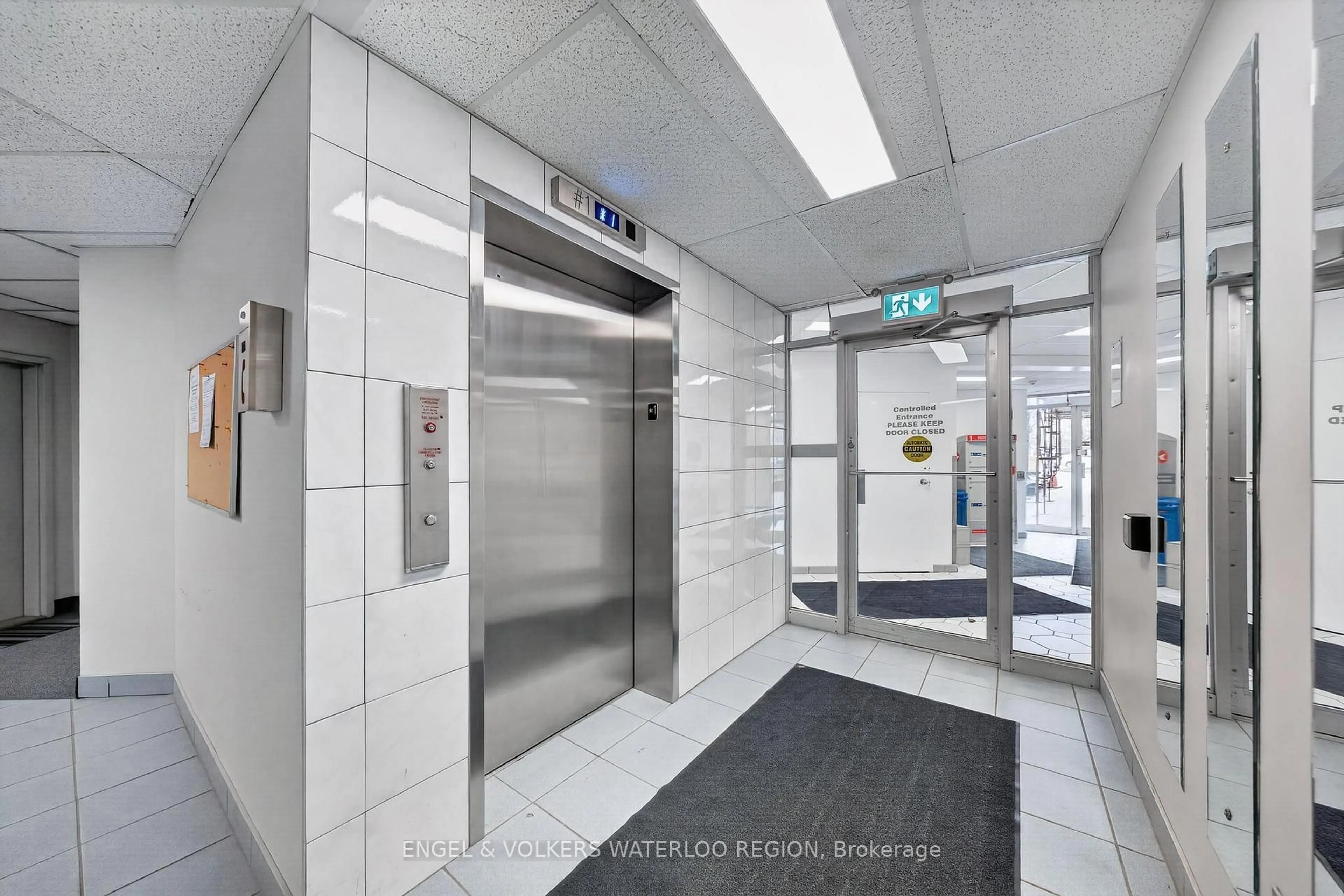 Indoor foyer for 15 Hofstetter Ave #406, Kitchener Ontario N2A 3Z7