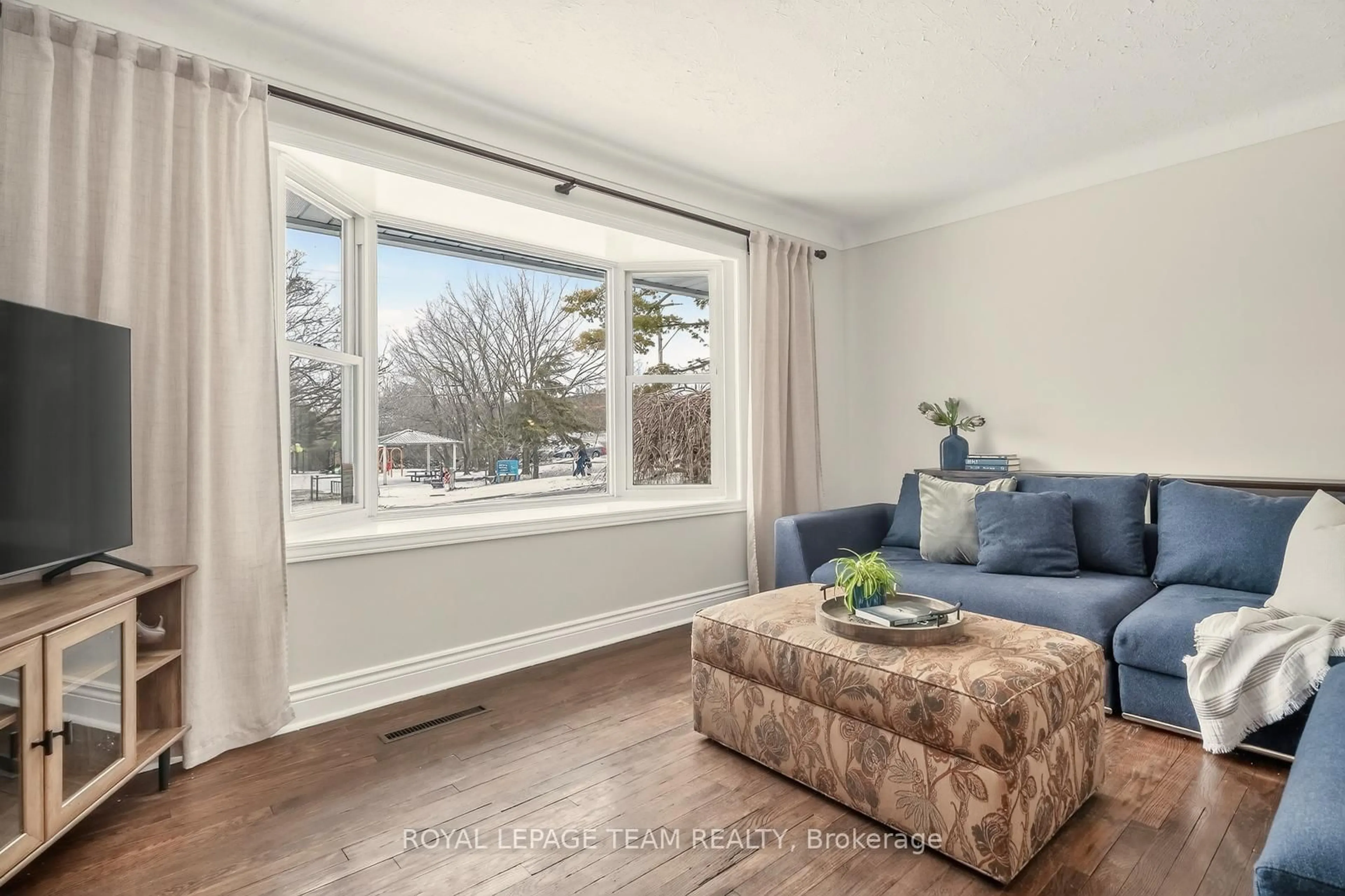 Living room with furniture, wood/laminate floor for 1314 RANDALL Ave, Ottawa Ontario K1H 7R1