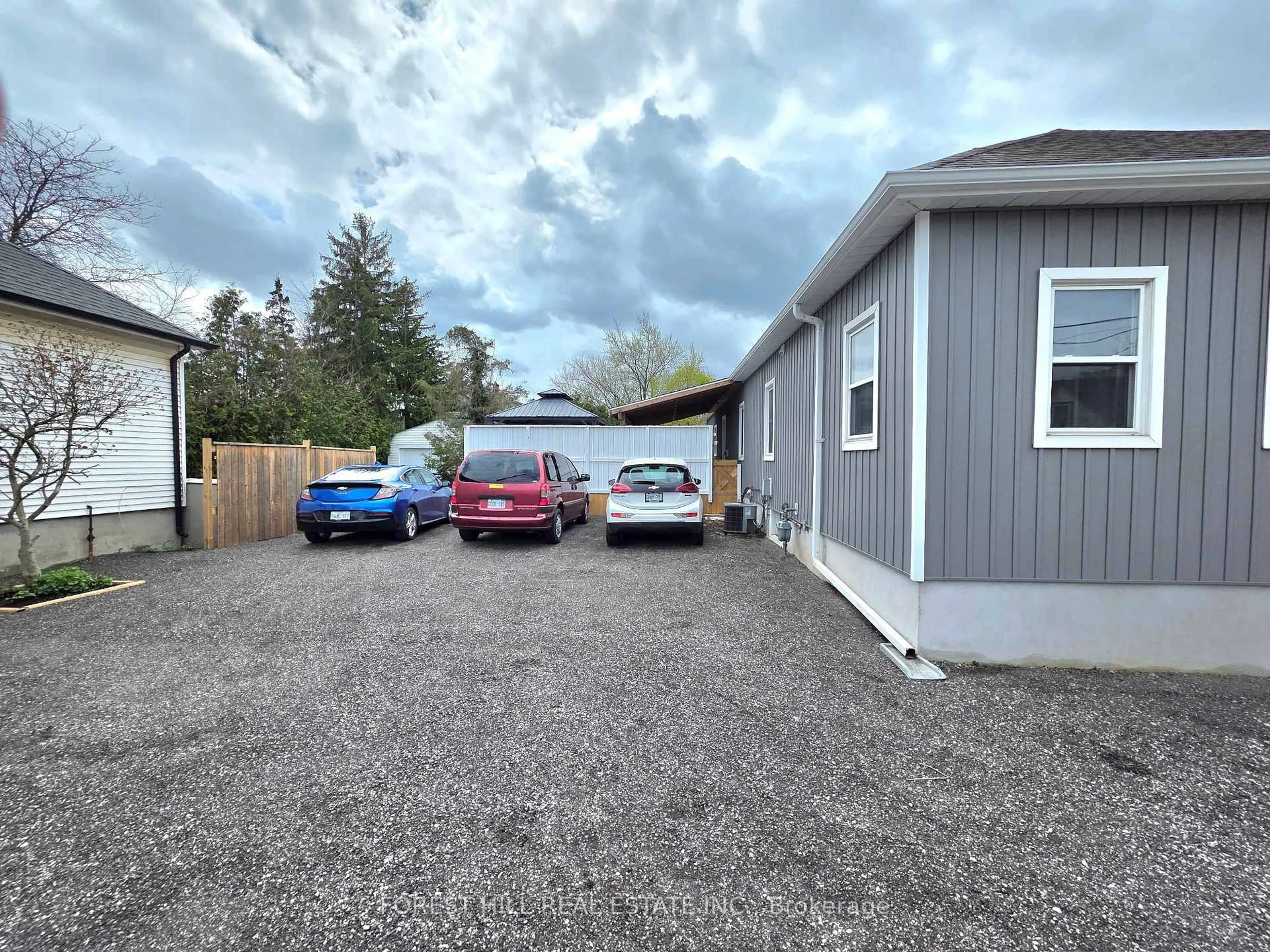 A pic from outside/outdoor area/front of a property/back of a property/a pic from drone, street for 390 Glendale Ave, St. Catharines Ontario L2T 1C2