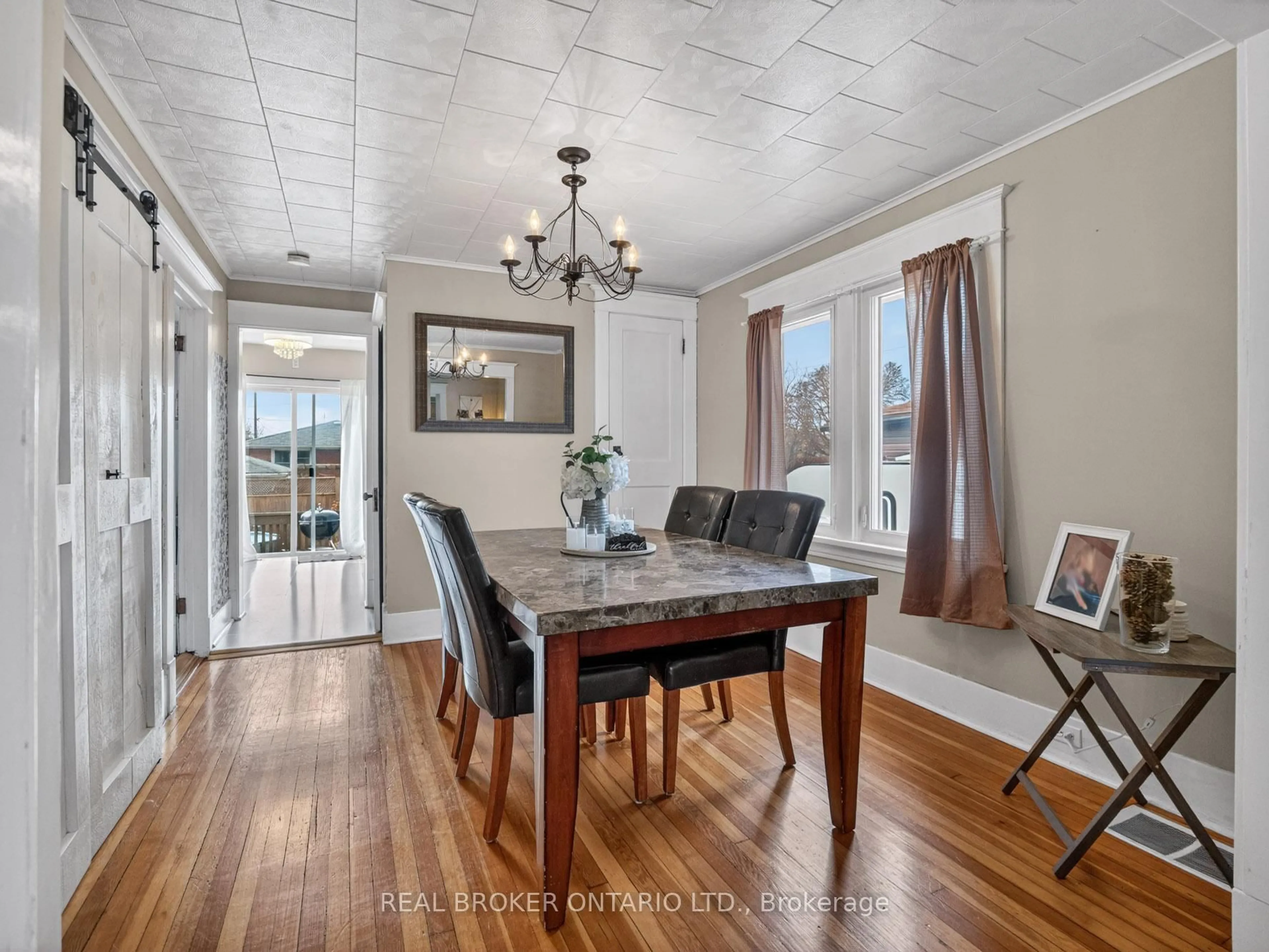 Dining room, wood/laminate floor for 65 Christmas St, Port Colborne Ontario L3K 1M4