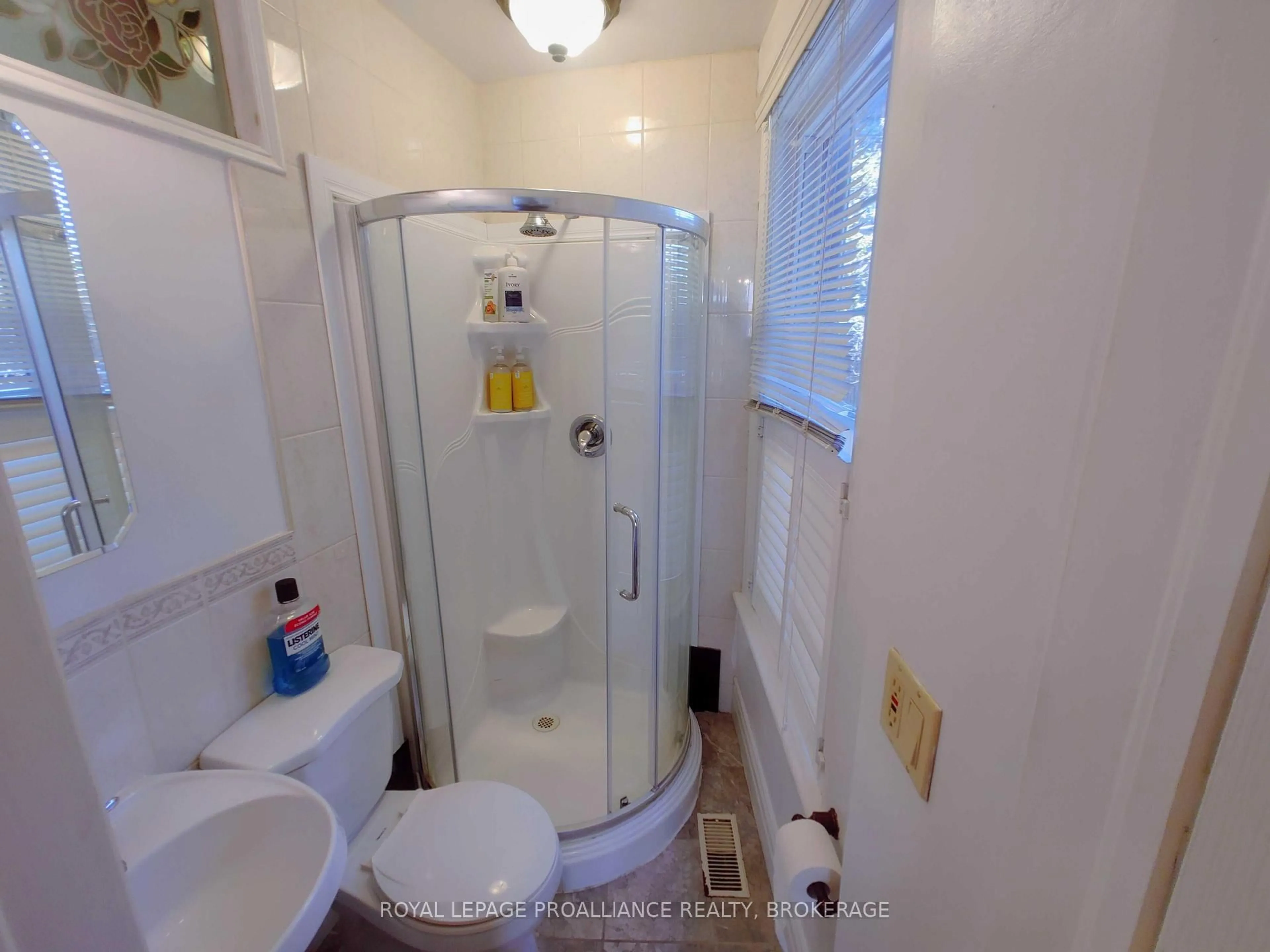 Standard bathroom, unknown for 40 Ordnance St, Kingston Ontario K7K 1G4