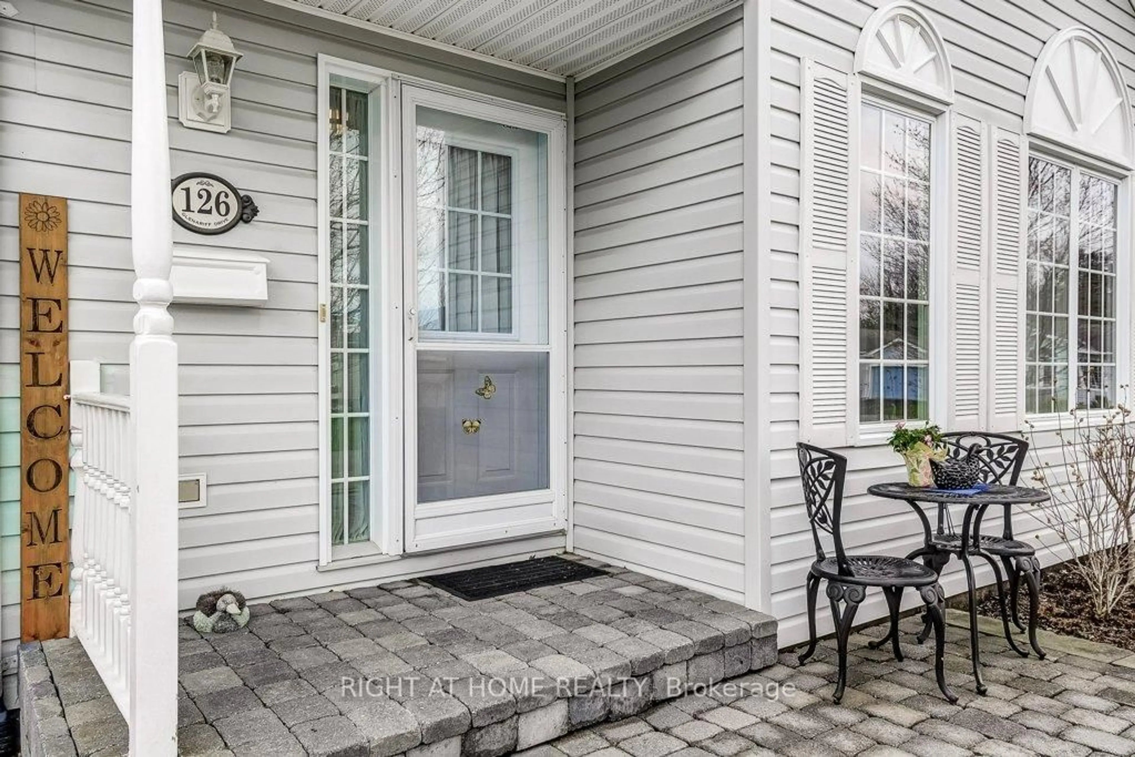 Indoor entryway for 126 Glenariff Dr, Hamilton Ontario L8B 1A5