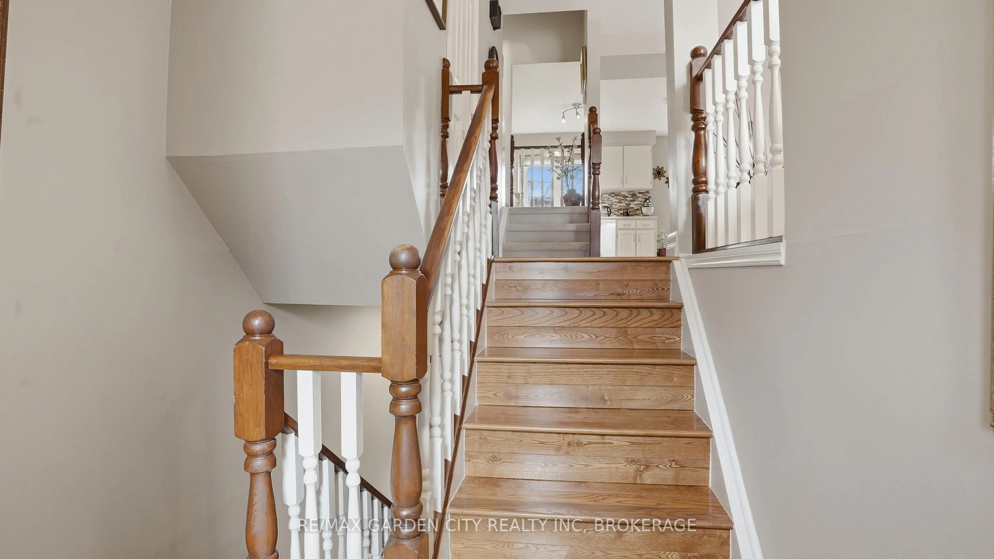 Indoor foyer for 178 Scott St #14, St. Catharines Ontario L2N 6Y5