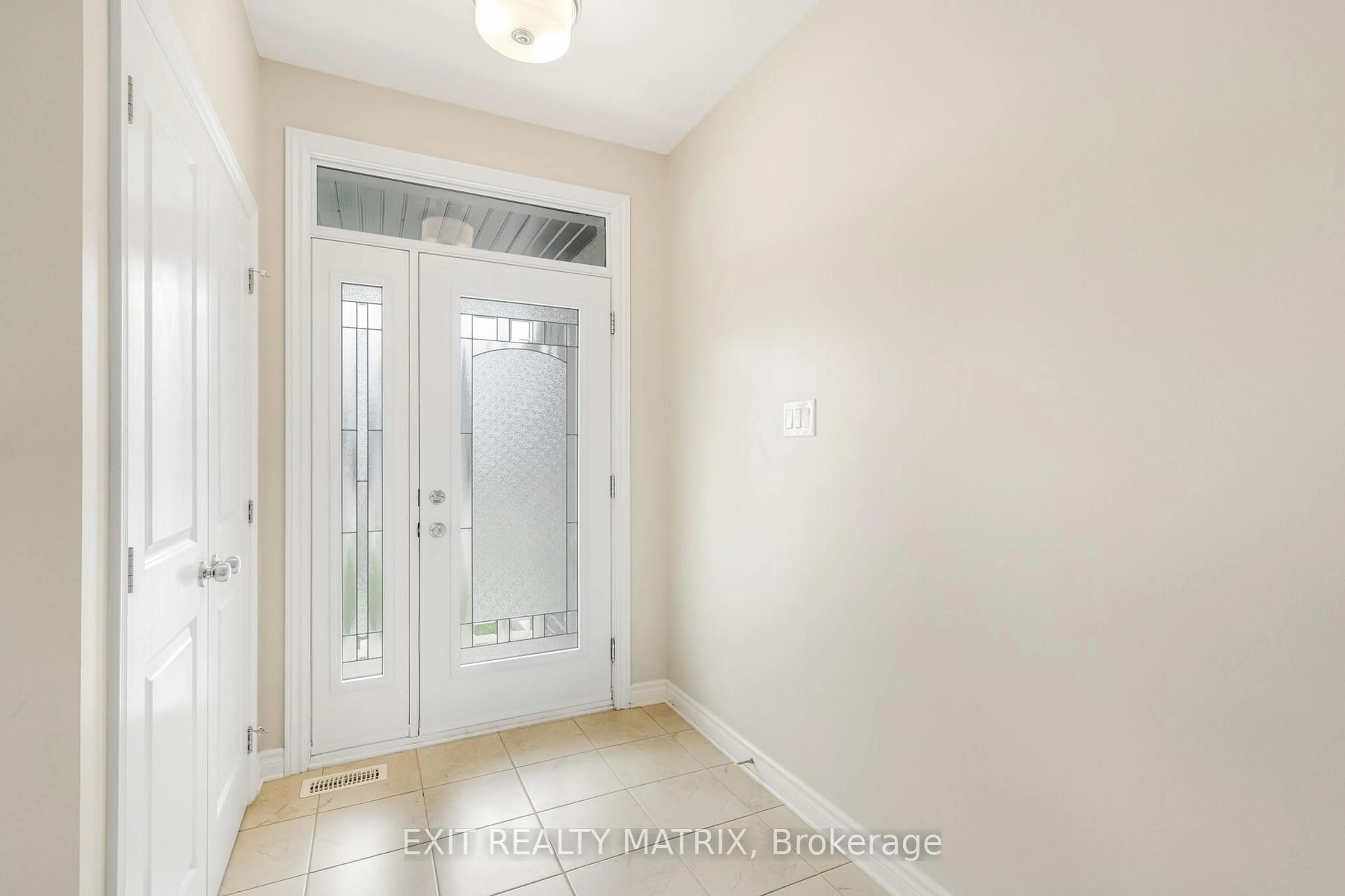 Indoor entryway for 700 Namur St, Russell Ontario K0A 1W0