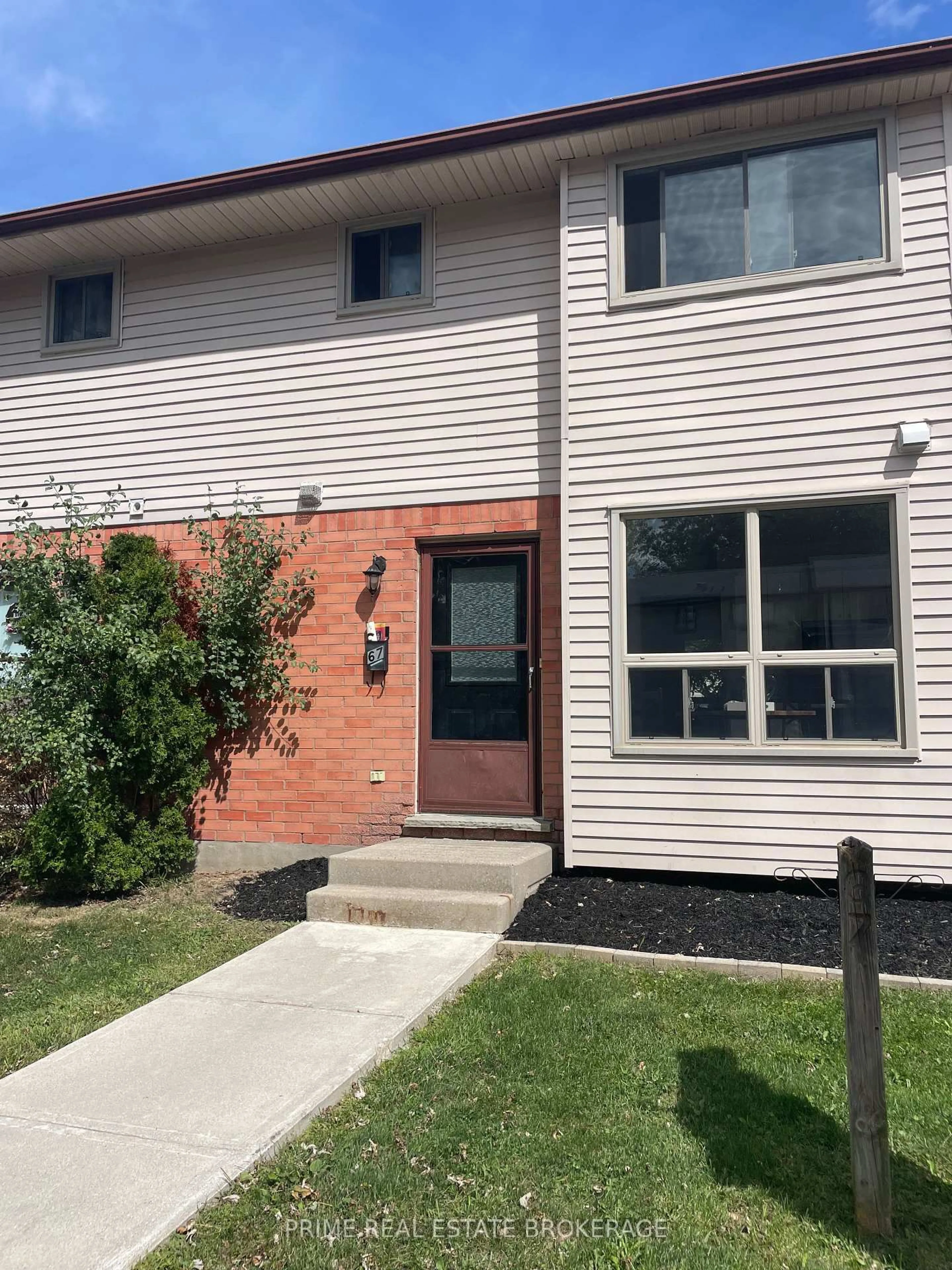 Home with vinyl exterior material, street for 135 BELMONT Dr #67, London South Ontario N6J 4J3