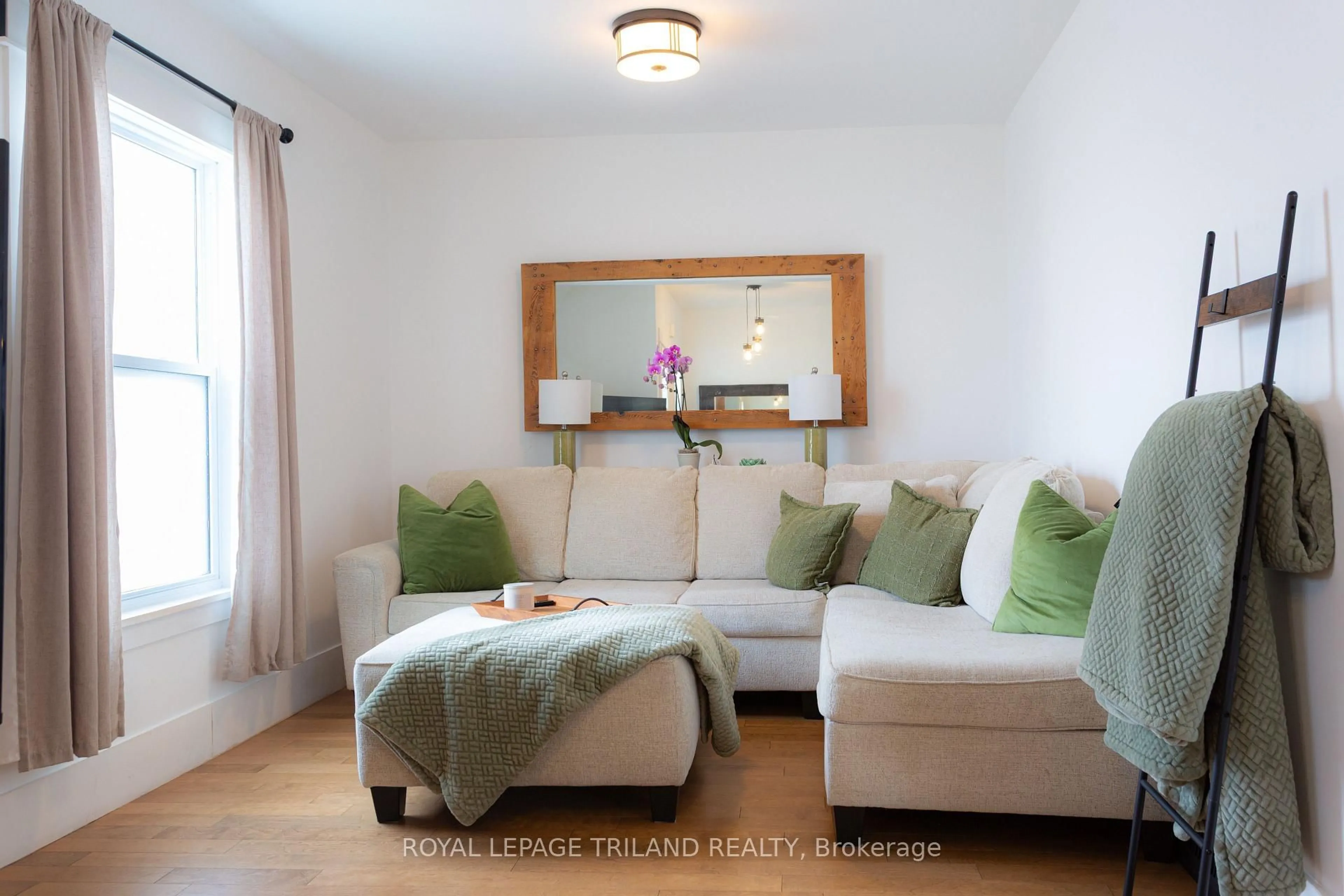 Living room with furniture, wood/laminate floor for 21 Maple St, St. Thomas Ontario N5R 1Y8