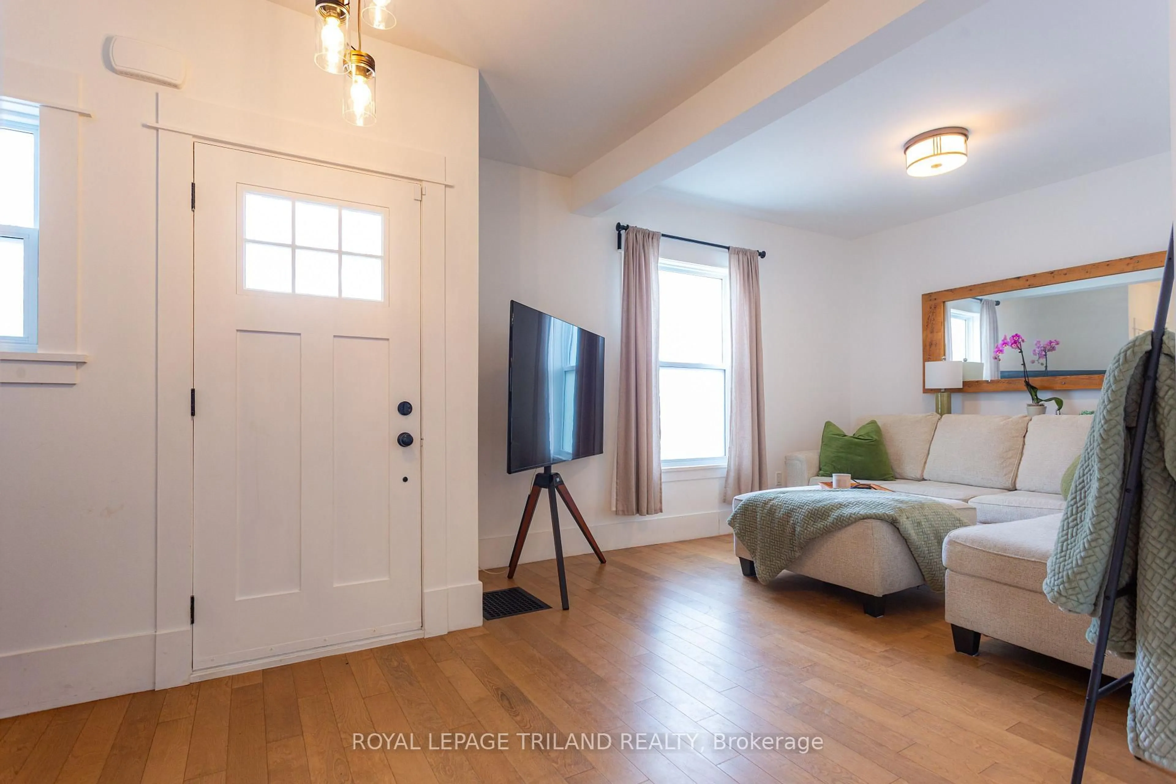 Indoor entryway for 21 Maple St, St. Thomas Ontario N5R 1Y8