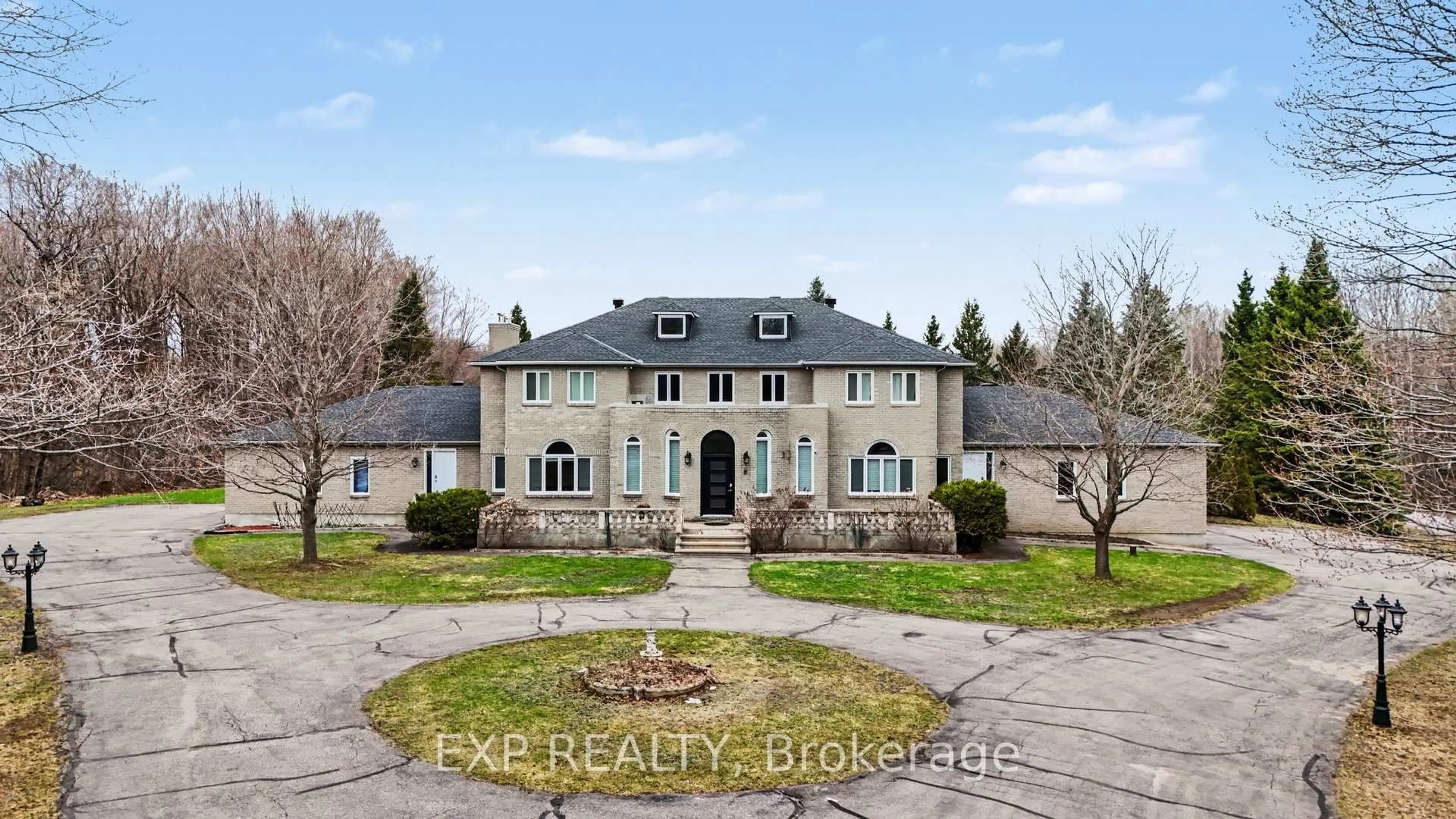 A pic from outside/outdoor area/front of a property/back of a property/a pic from drone, unknown for 5749 Knights Dr, Ottawa Ontario K4M 1K2